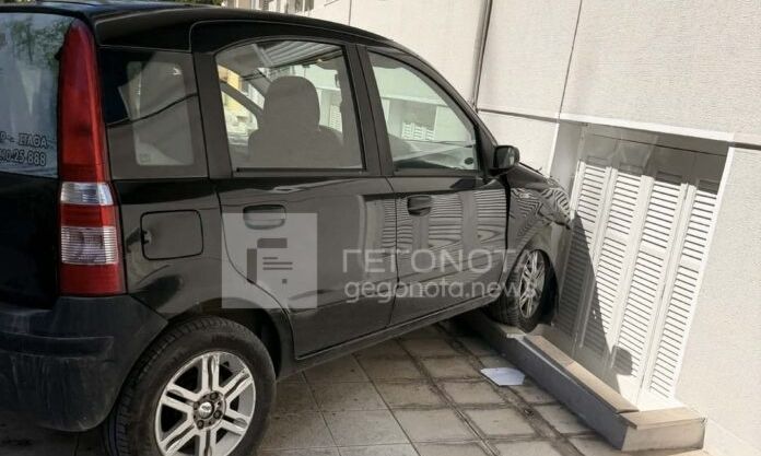 Τροχαίο ατύχημα στο κέντρο του Βόλου: Αυτοκίνητο “καρφώθηκε” σε πολυκατοικία – Δείτε εικόνες