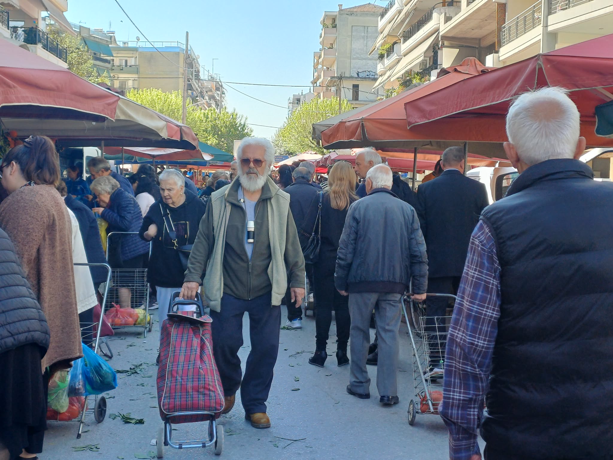 «Φωτιά» οι τιμές των λαχανικών για το πασχαλινό τραπέζι-κοσμοσυρροή στη Λαϊκή της Τετάρτης στη Λάρισα