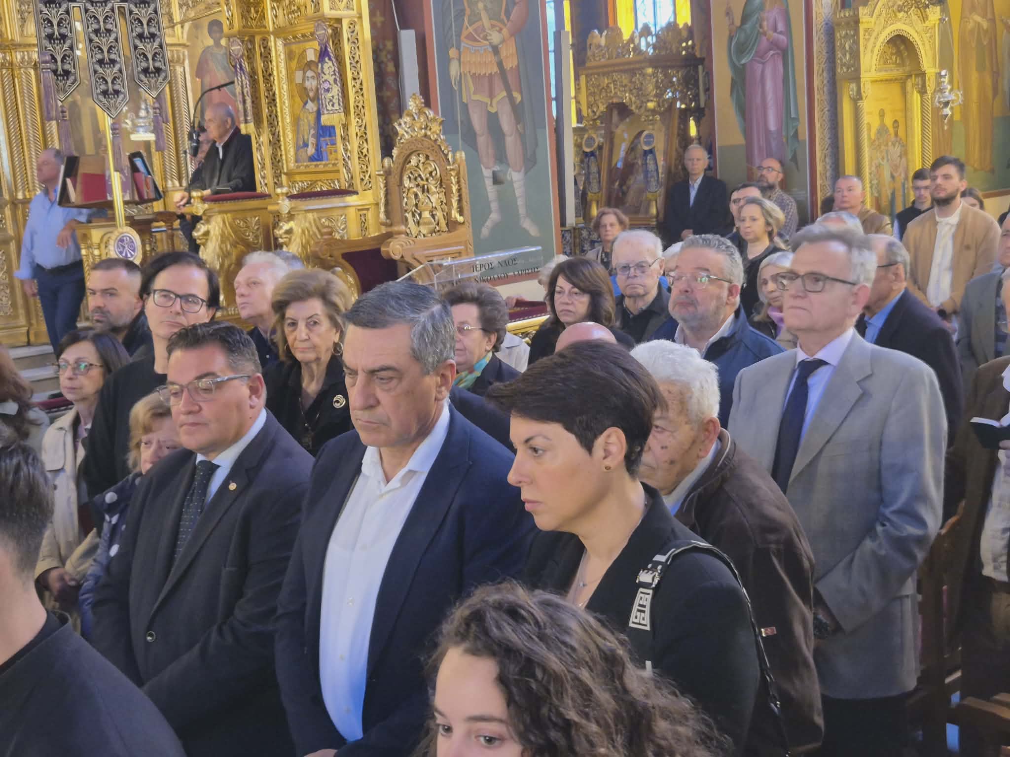 Πλήθος Λαρισαίων στον Άγιο Νικόλαο για την κορύφωση του θείου δράματος με τον εσπερινό της αποκαθήλωσης (ΦΩΤΟ+video)