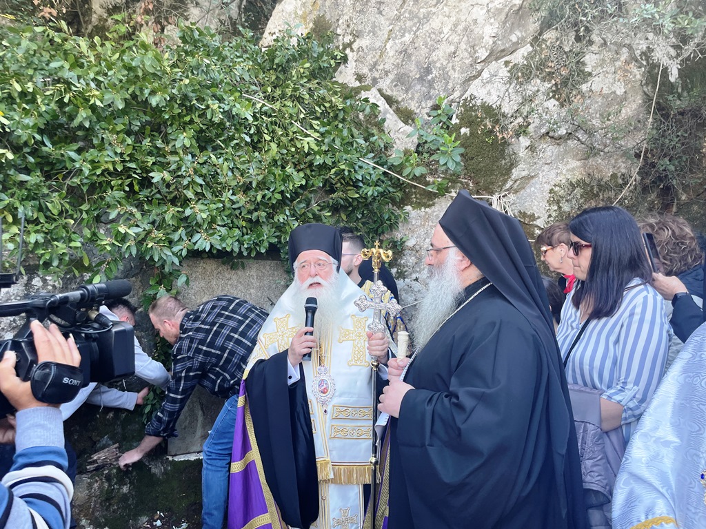 Πλήθος πιστών στην Ακολουθία της Αποκαθήλωσης στον λόφο Γολγοθά της Κάτω Ξενιάς στον Αλμυρό