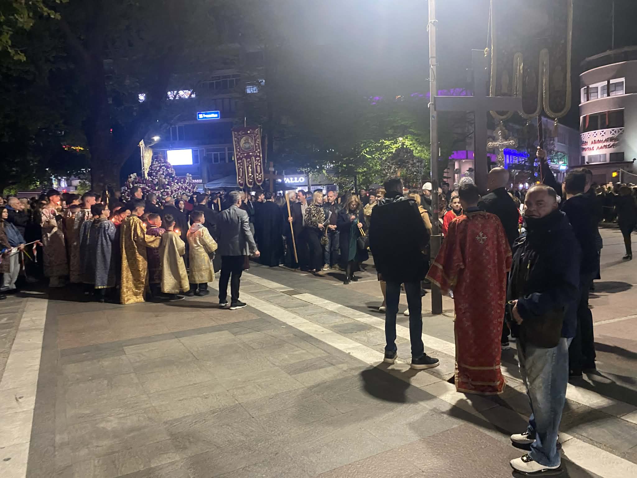 «Ω γλυκύ μου έαρ»- κατάνυξη από χιλιάδες πιστούς στη συγκέντρωση των επιταφίων στην κεντρική πλατεία Λάρισας (ΦΩΤΟ)