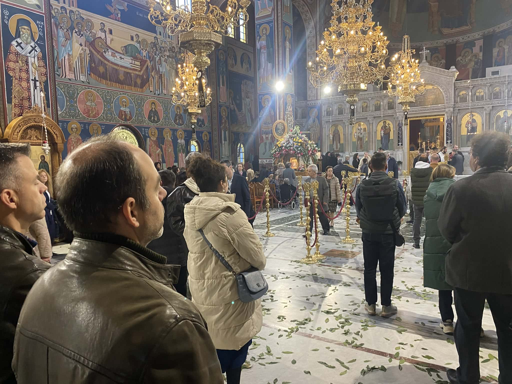 Κοσμοσυρροή στον Αγιο Αχίλλιο για την πρώτη Ανάσταση (εικόνες)