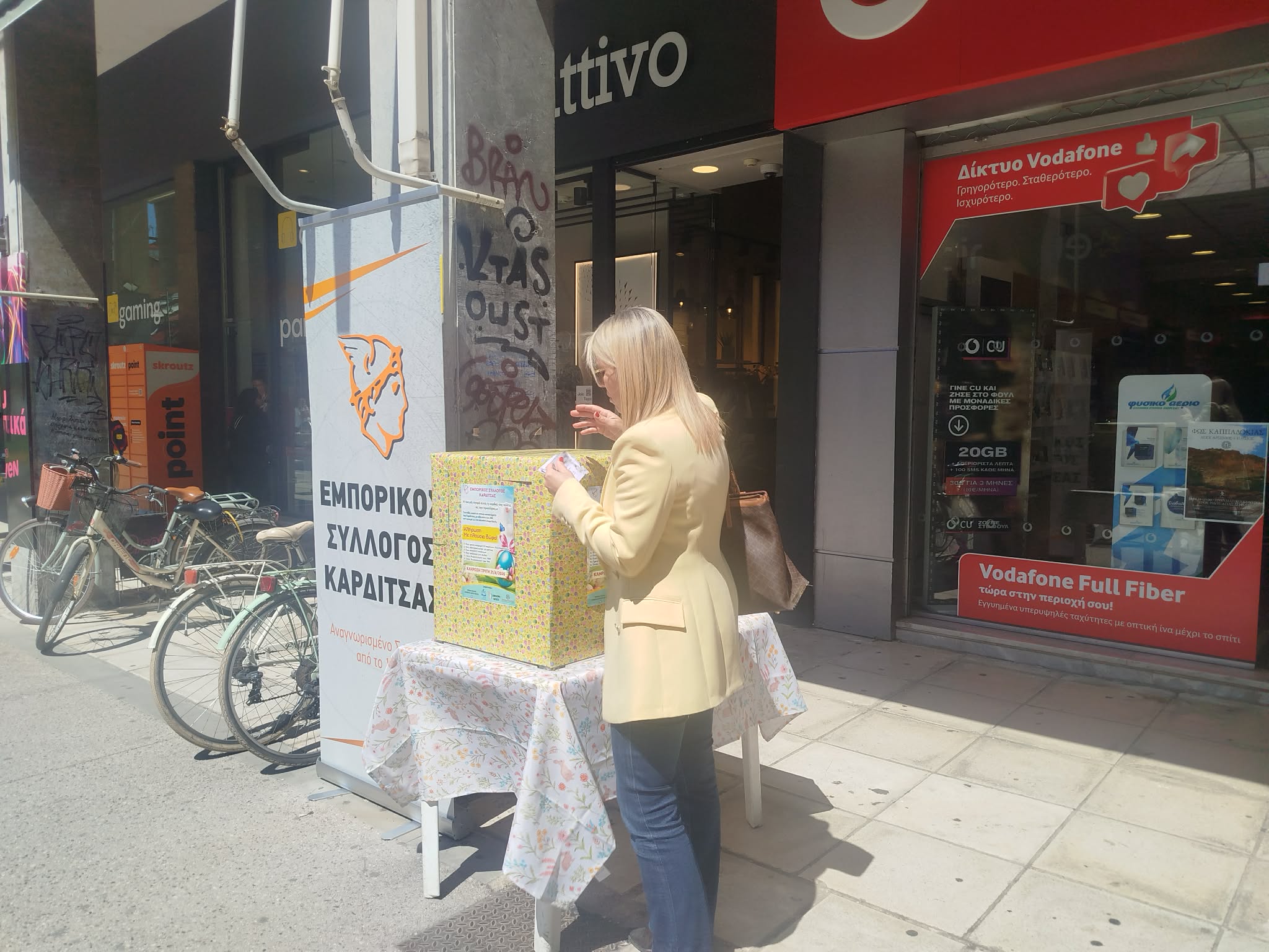 Κορυφώνεται η κίνηση στην αγορά της Καρδίτσας για τα πασχαλινά ψώνια