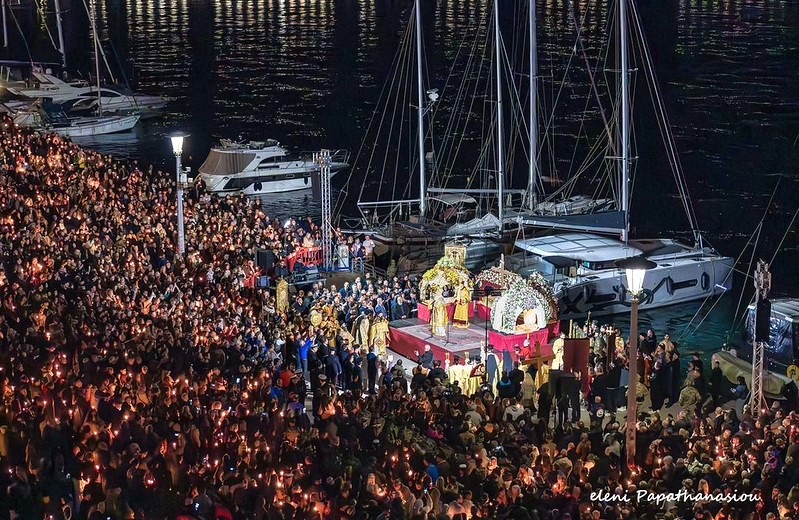 Μυσταγωγία και κατάνυξη στη συνάντηση των Επιταφίων στην παραλία του Βόλου (video)