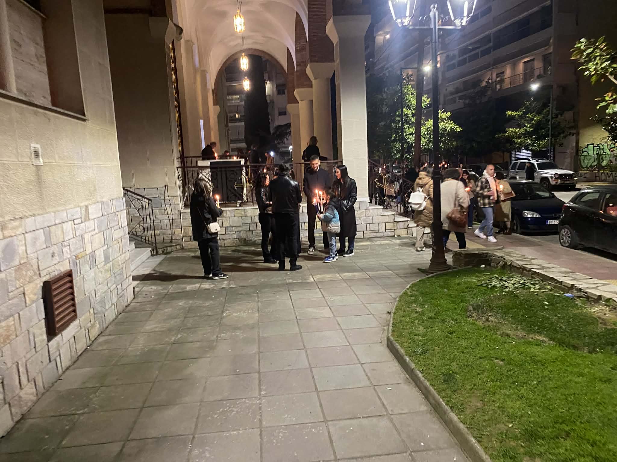 Χριστός Ανέστη στη Λάρισα: Πλήθος πιστών στον Άγιο Νικόλαο (ΦΩΤΟ)