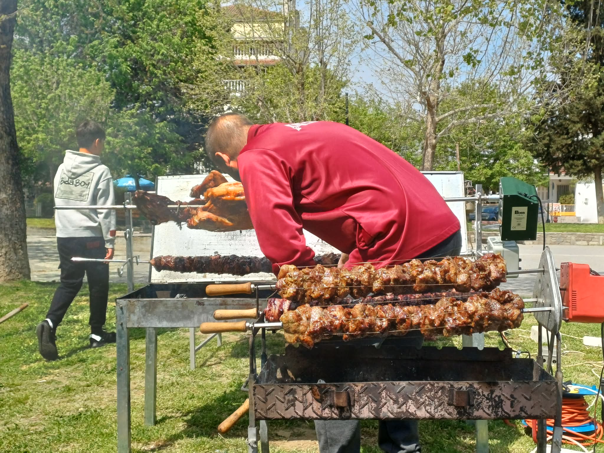 Στις γειτονιές της Λάρισας όλοι μια παρέα γύρω από τον οβελία (ΦΩΤΟ)