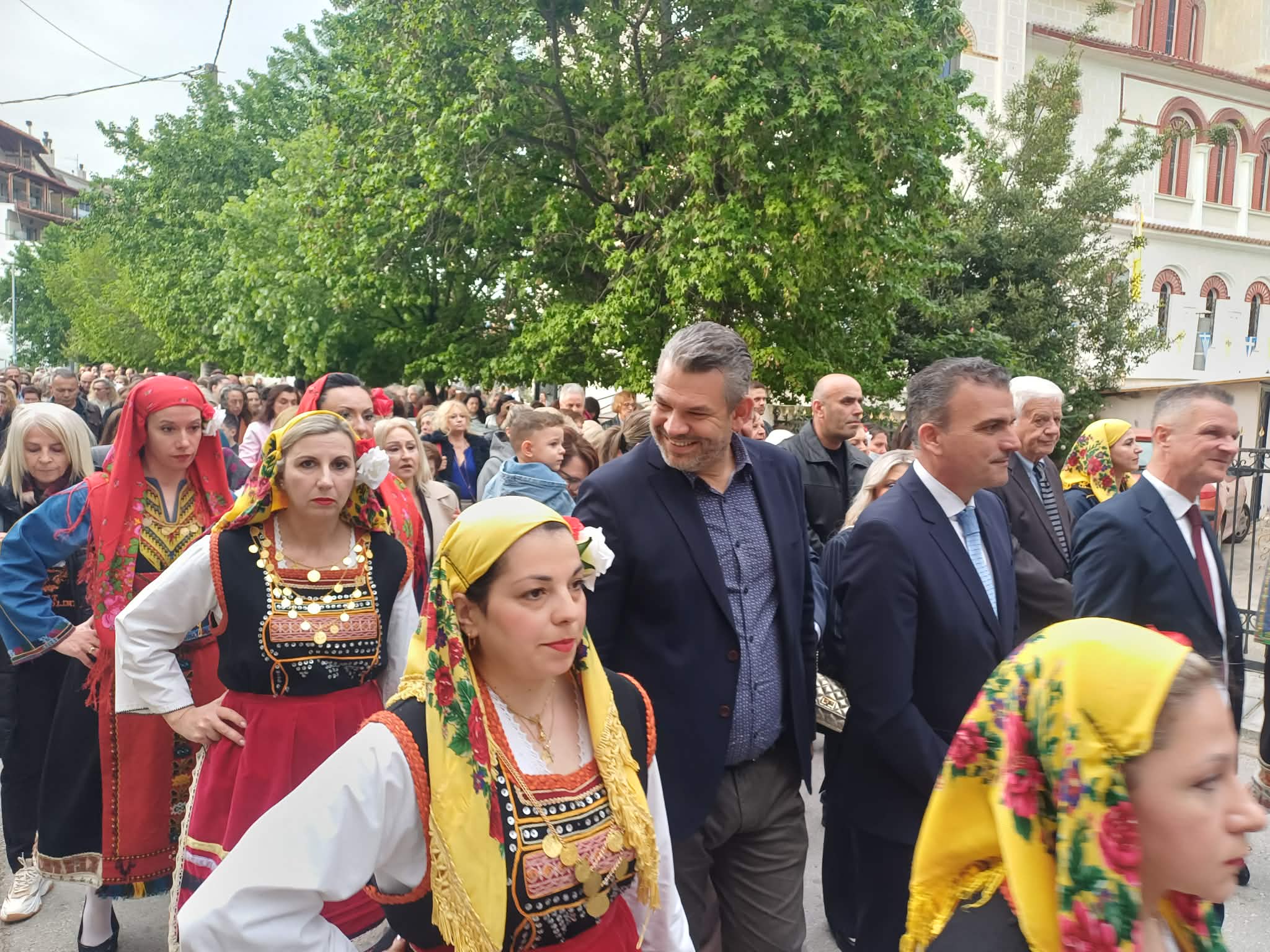Εορταστικό κλίμα με εκατοντάδες πιστούς στη λειτουργία της Ζωοδόχου πηγής στα Ταμπάκια στη Λάρισα (ΦΩΤΟ+video)