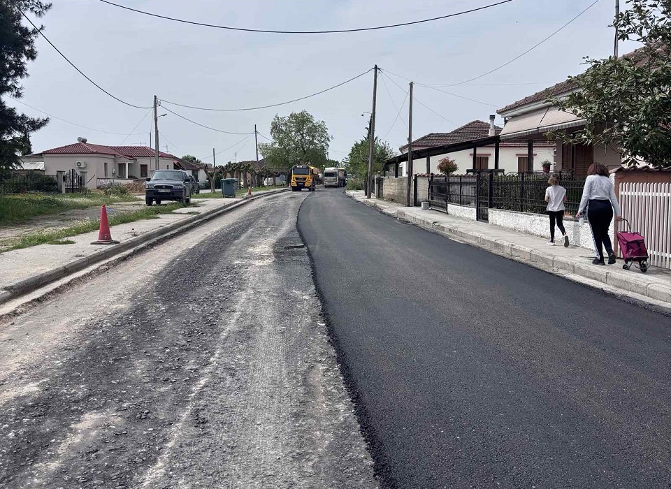 Σε εξέλιξη η ασφαλτόστρωση στον Βρυότοπο – Νέα παρέμβαση για την οδική ασφάλεια στον Δήμο Τυρνάβου