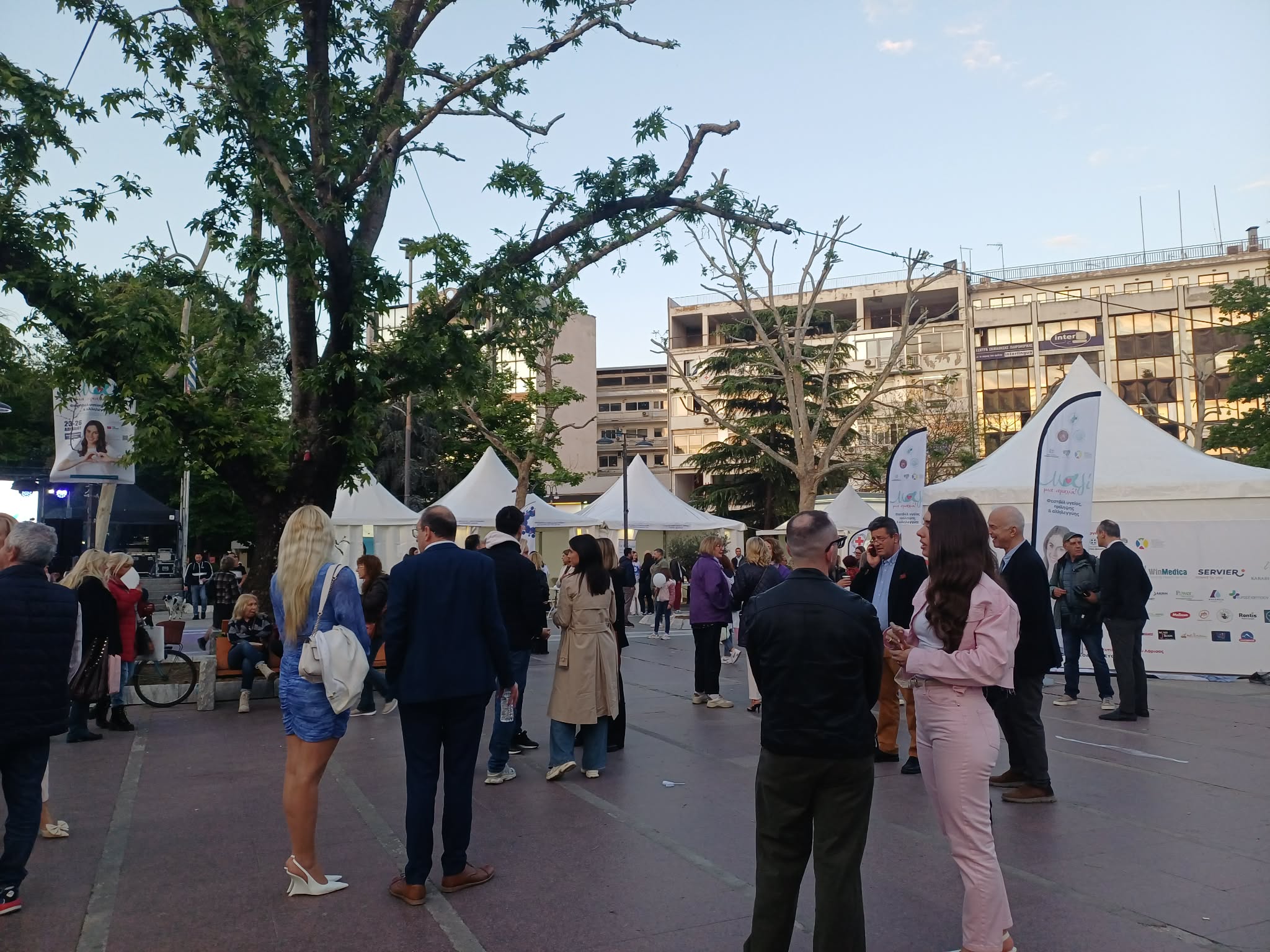 Η Λάρισα άνοιξε μια μεγάλη αγκαλιά  στην κεντρική πλατεία -επίσημη έναρξη του «Μαζί Μια Αγκαλιά 2026» (ΦΩΤΟ+video)