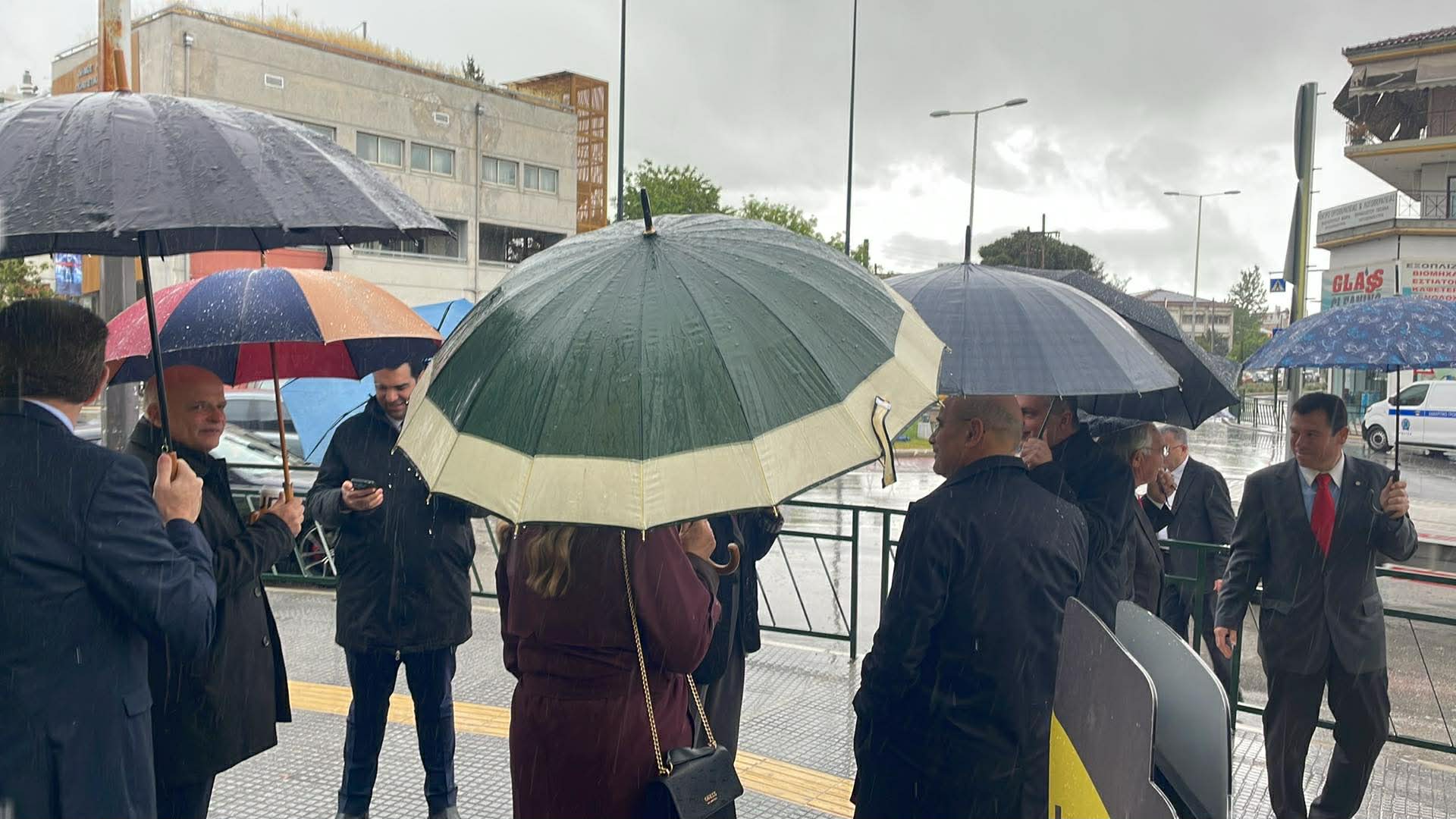 Μ ε έντονη βροχή τα αποκαλυπτήρια του μνημείου για την ελληνική ομογένεια στον κόμβο Βόλου με Ηρώων Πολυτεχνείου (ΦΩΤΟ)