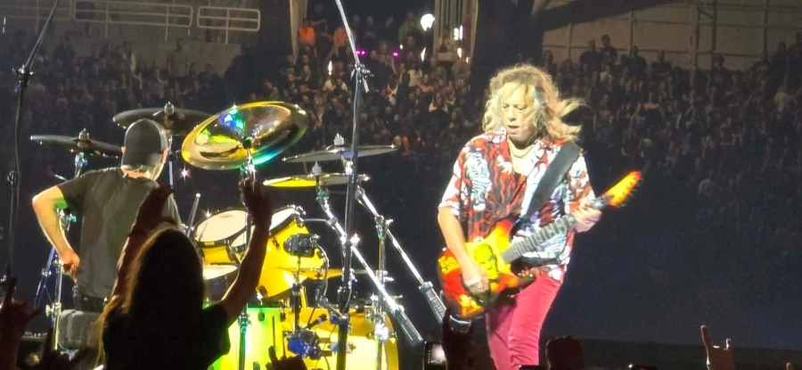 Φρενίτιδα με τους Metallica στο ΟΑΚΑ, έπαιξαν το συρτάκι του Ζορμπά και Τρύπες