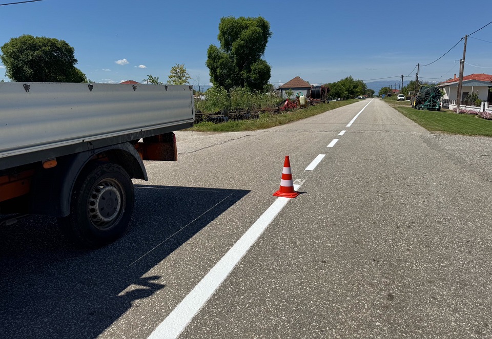 Συνεχίζονται με εντατικούς ρυθμούς οι εργασίες διαγράμμισης στο επαρχιακό οδικό δίκτυο της Π.Ε. Καρδίτσας (ΦΩΤΟ)