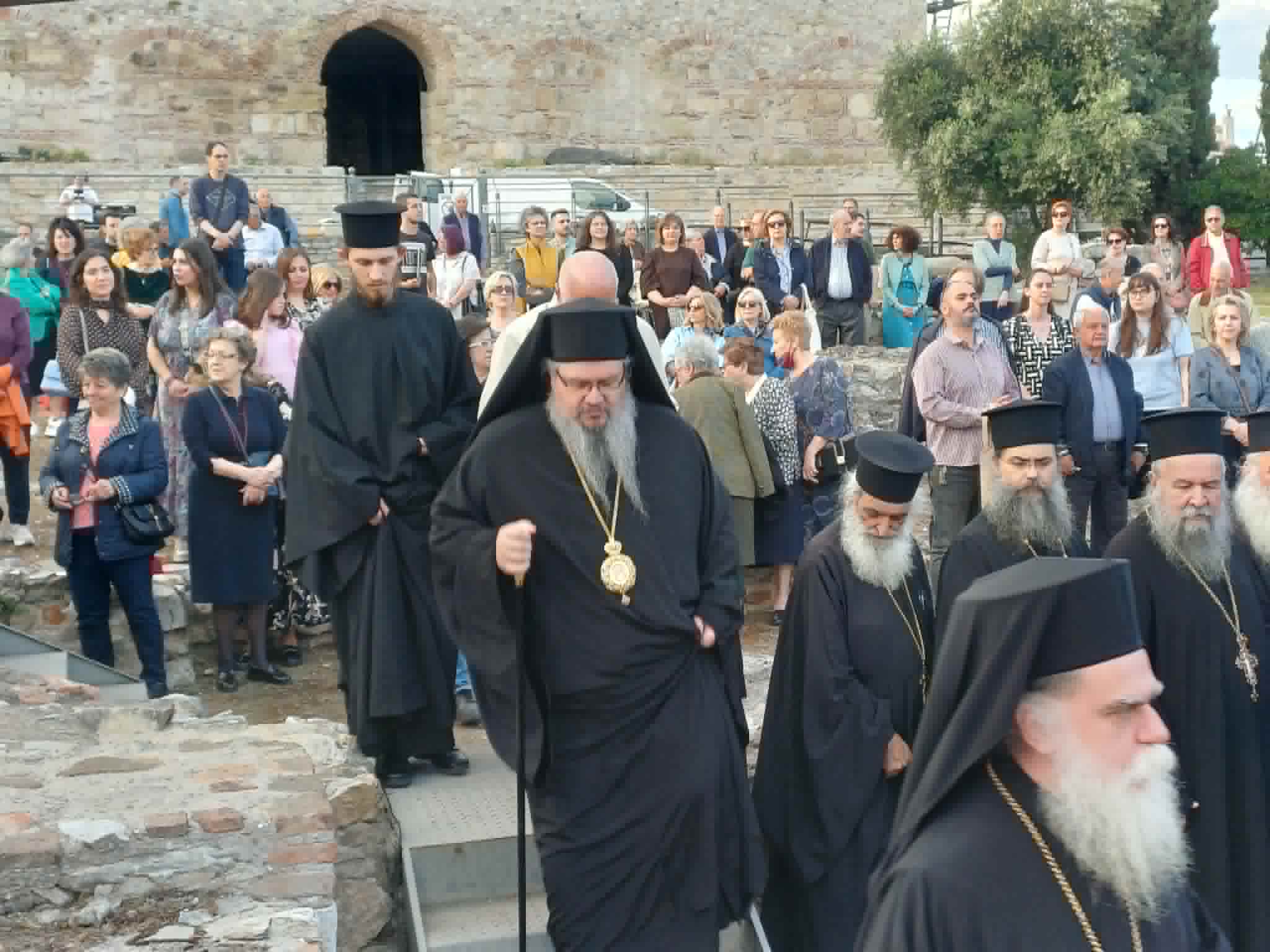 Πλήθος πιστών στον Αρχιερατικό Εσπερινό στην παλαιά Βασιλική του Αγίου Αχιλλίου στο Φρούριο Λαρίσης (ΦΩΤΟ+video)