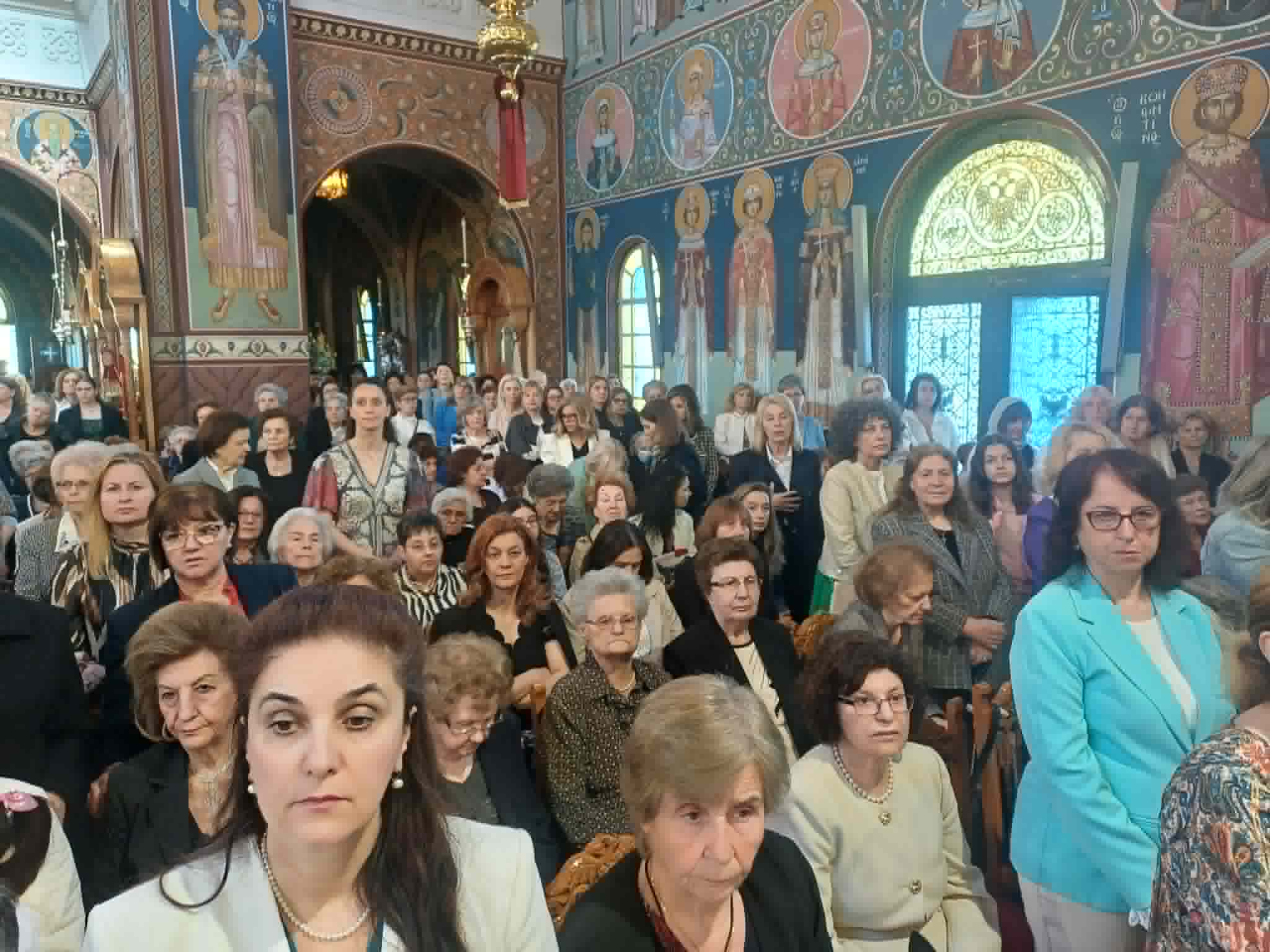 Λαμπρή μέρα για τη Λάρισα: Πλήθη πιστών στον πανηγυρίζοντα μητροπολιτικό Ναό του Αγίου Αχιλλίου (ΦΩΤΟ)