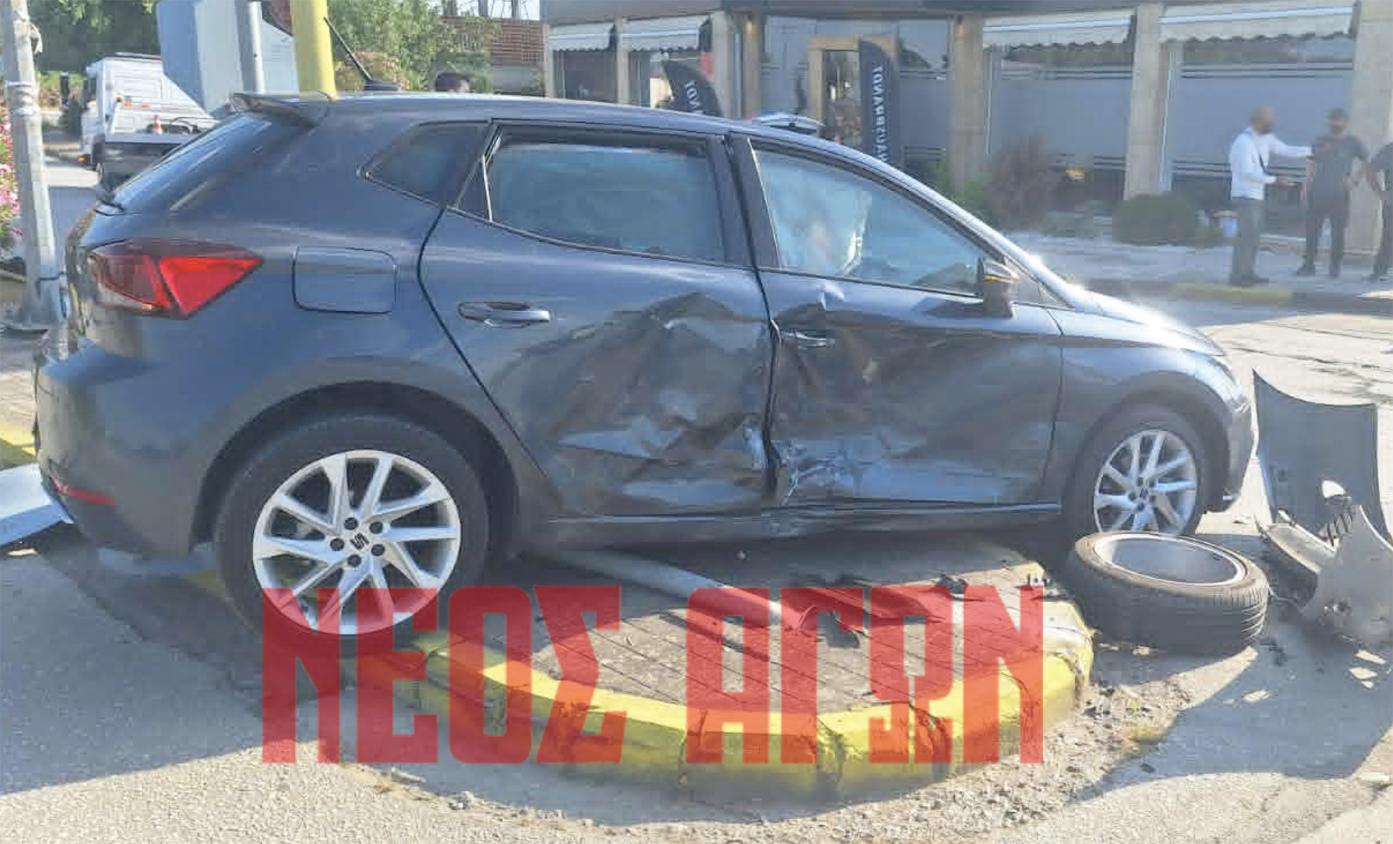 Σύγκρουση δύο ΙΧ στα φανάρια του Καράμπαλη, στην είσοδο της Καρδίτσας (ΦΩΤΟ)