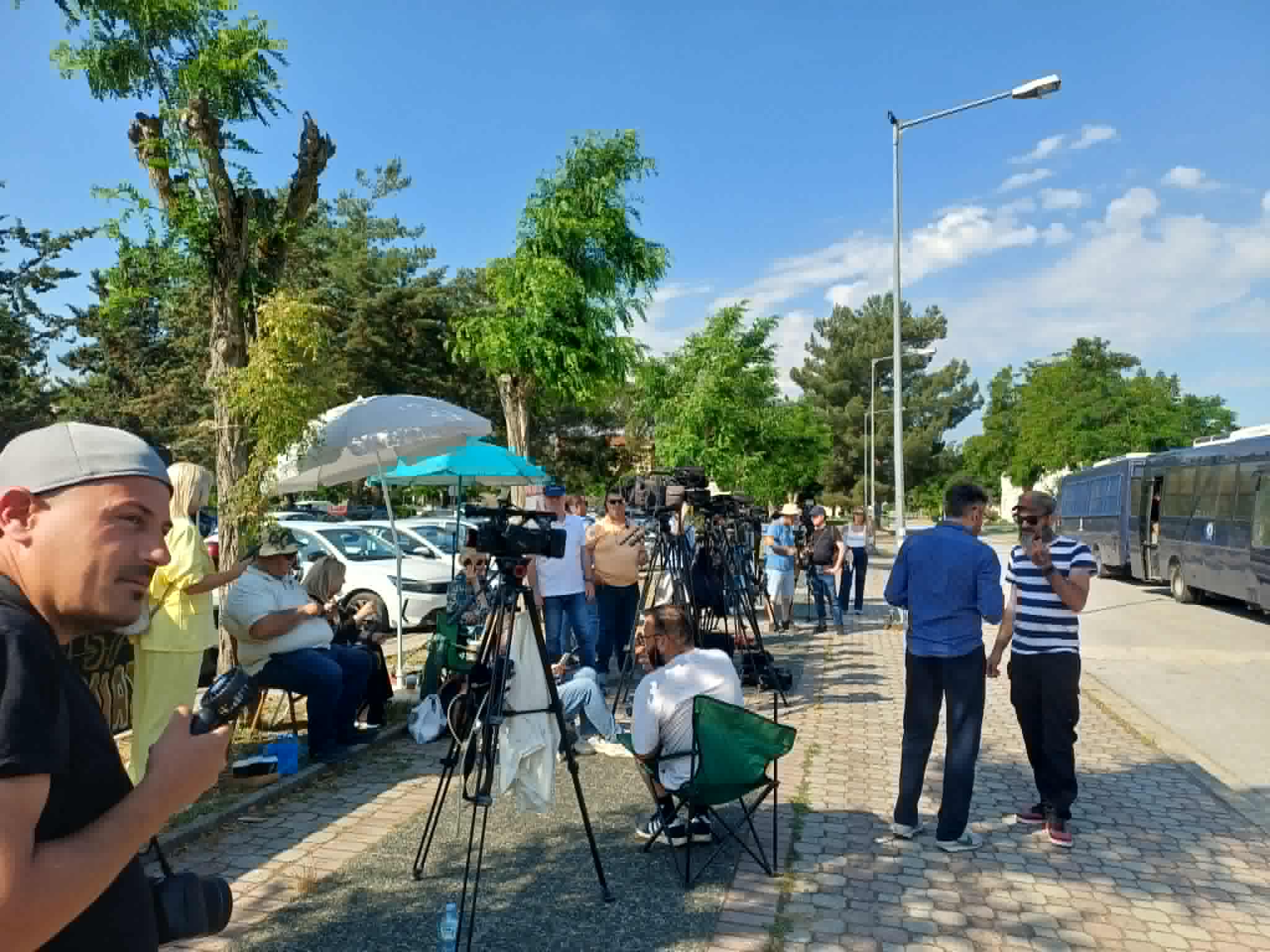 Κάτω από τον ήλιο με 30+ βαθμούς χωρίς ένα κιόσκι στη δίκη των Τεμπών δημοσιογράφοι και τεχνικοί (ΦΩΤΟ)