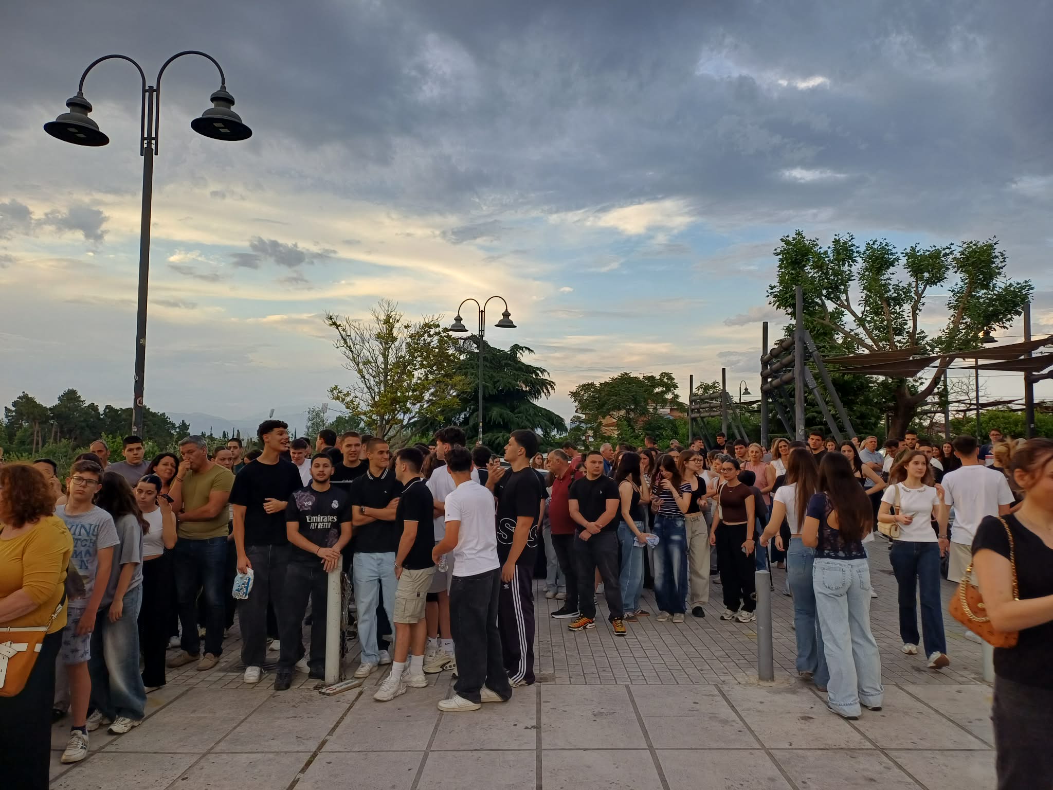 Πλήθος μαθητών και γονέων στην Παράκληση για τις Πανελλαδικές στον Άγιο Αχίλλιο (ΦΩΤΟ)