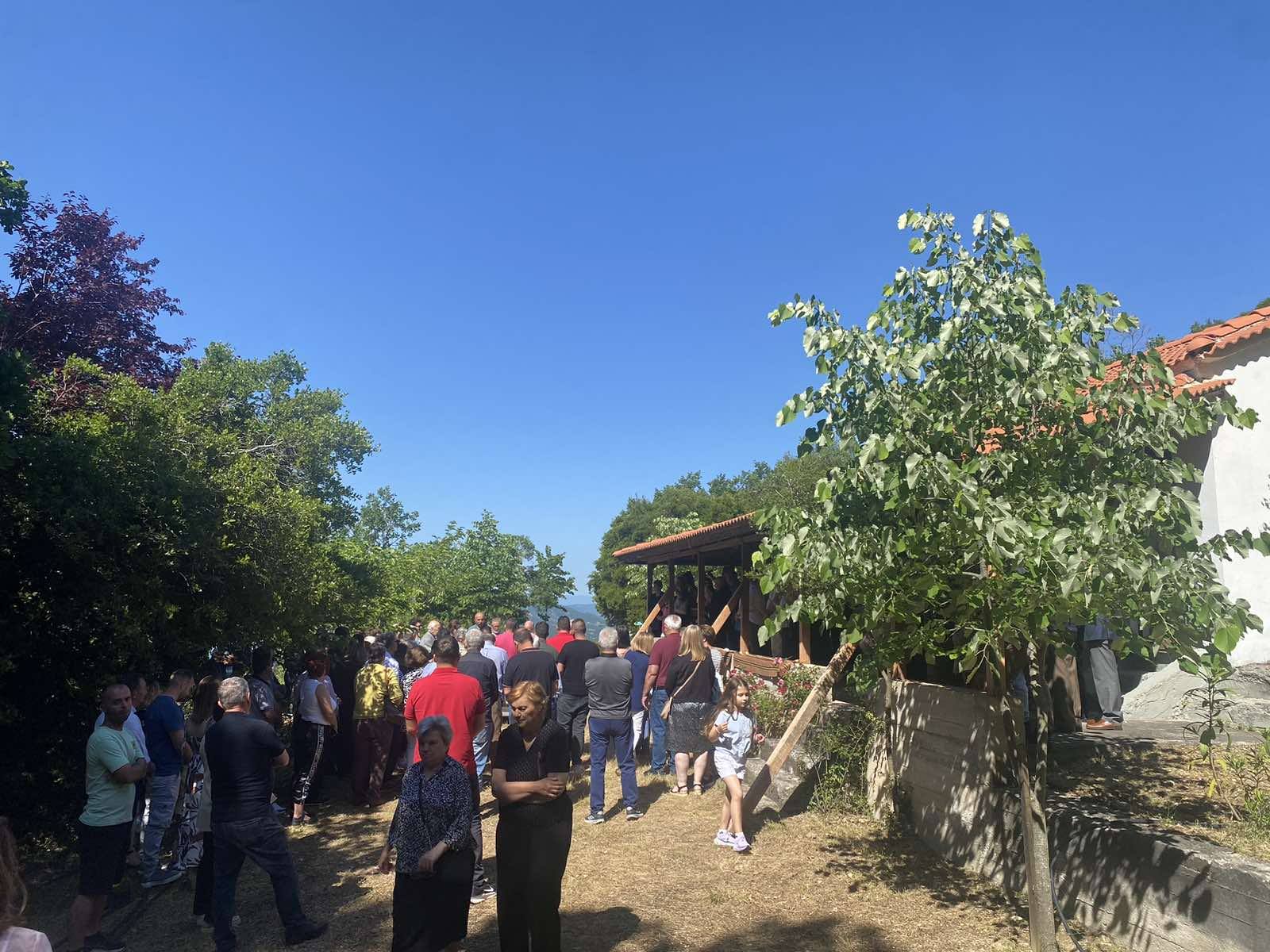 Γλέντι των Απανταχού Αναβριωτών στο ξωκκλήσι της  Αγίας Τριάδας στη Γκούρα (ΦΩΤΠΟ+video)
