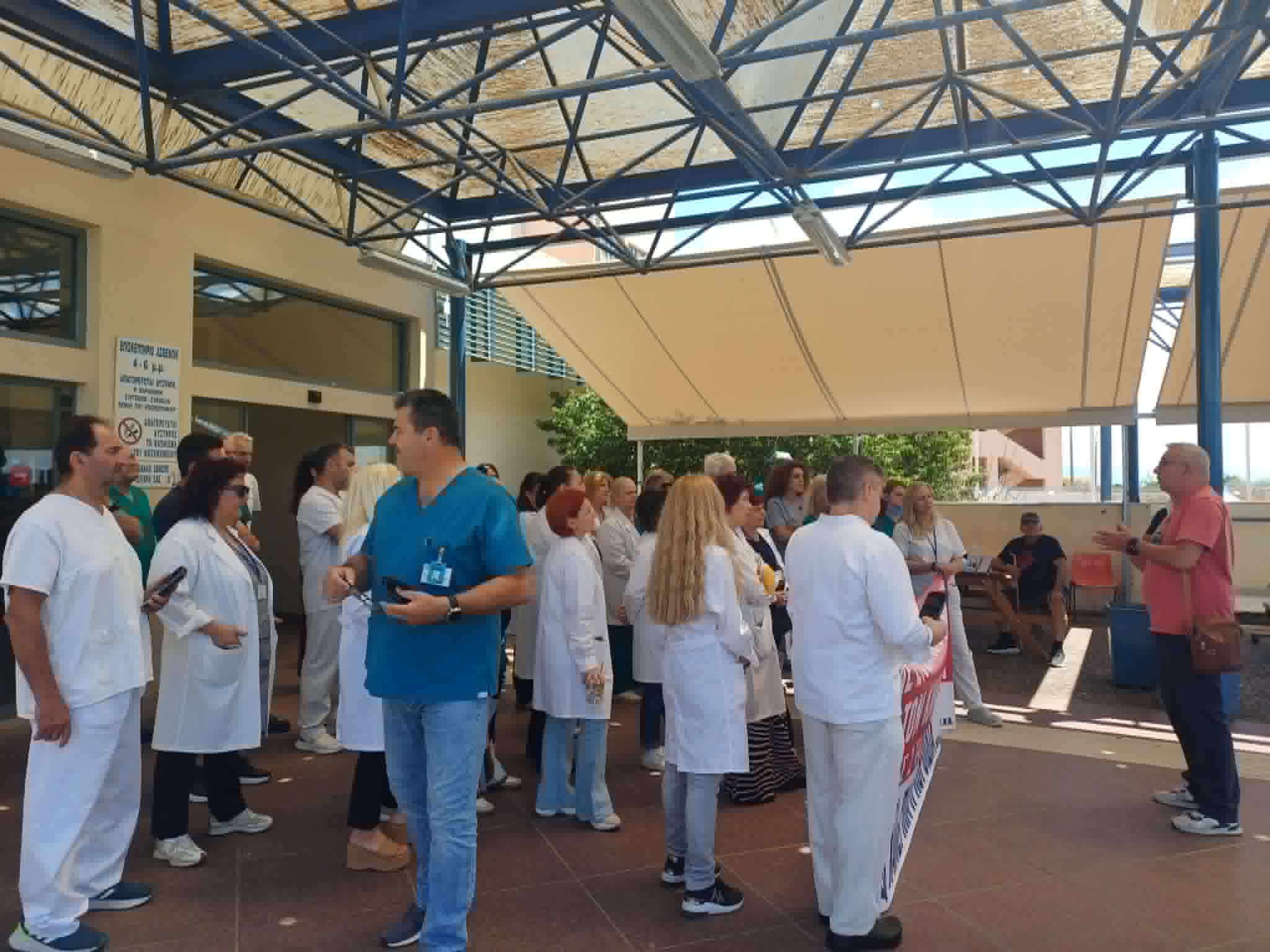 Διαμαρτυρία εργαζόμένων στο Πανεπιστημιακό για να ενταχθούν στα Βαρέα καιΑνθυγιεινά (ΦΩΤΟ)