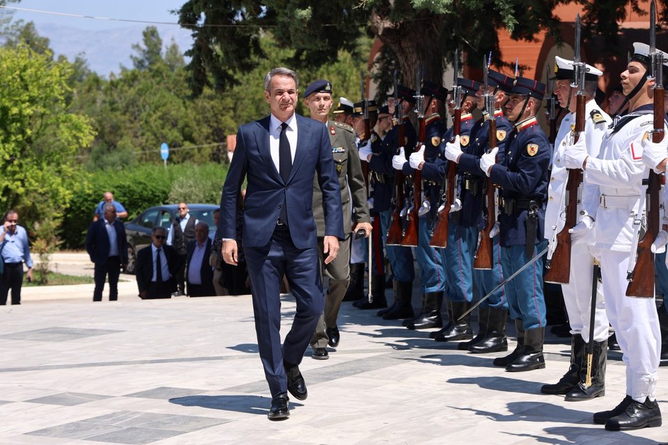 Συντετριμμένη η οικογένεια του Γιώργου Σουφλιά στο τελευταίο αντίο, παρών ο Κυριάκος Μητσοτάκης