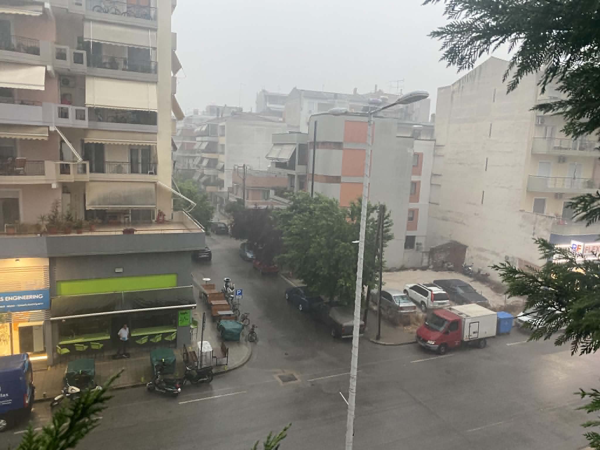Ισχυρό μπουρίνι αργά το απόγευμα στη Λάρισα με δυνατό αέρα και βροχή (ΦΩΤΟ)