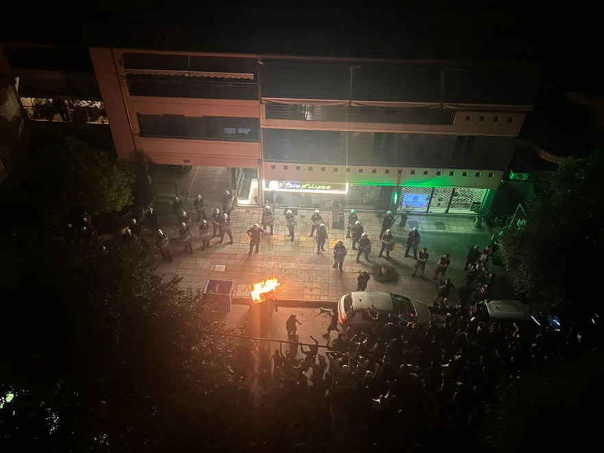 Σοβαρά επεισόδια έξω από το σπίτι των ιδιοκτητών της ΑΕΛ μετά από συλλαλητήριο οπαδών στη Λάρισα, συλλήψεις και προσαγωγές