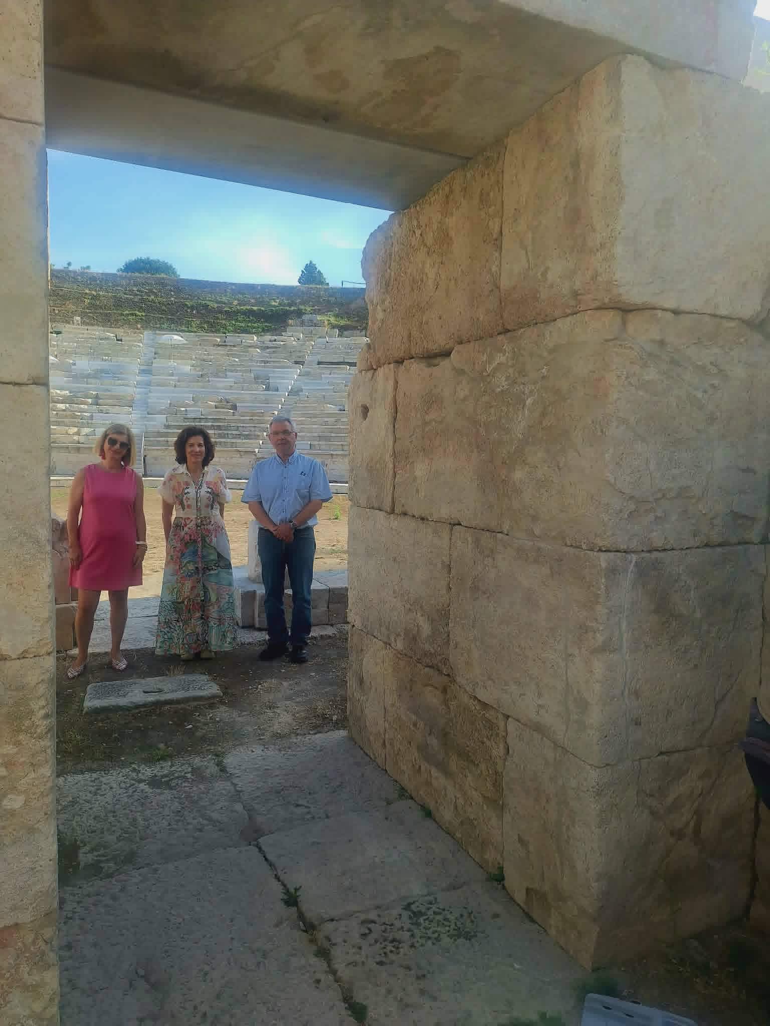 Η πρέσβης της Γαλλίας στην Ελλ΄άδα επισκέφτηκε τη Λάρισα και το αρχαίο θέατρο (ΦΩΤΟ)