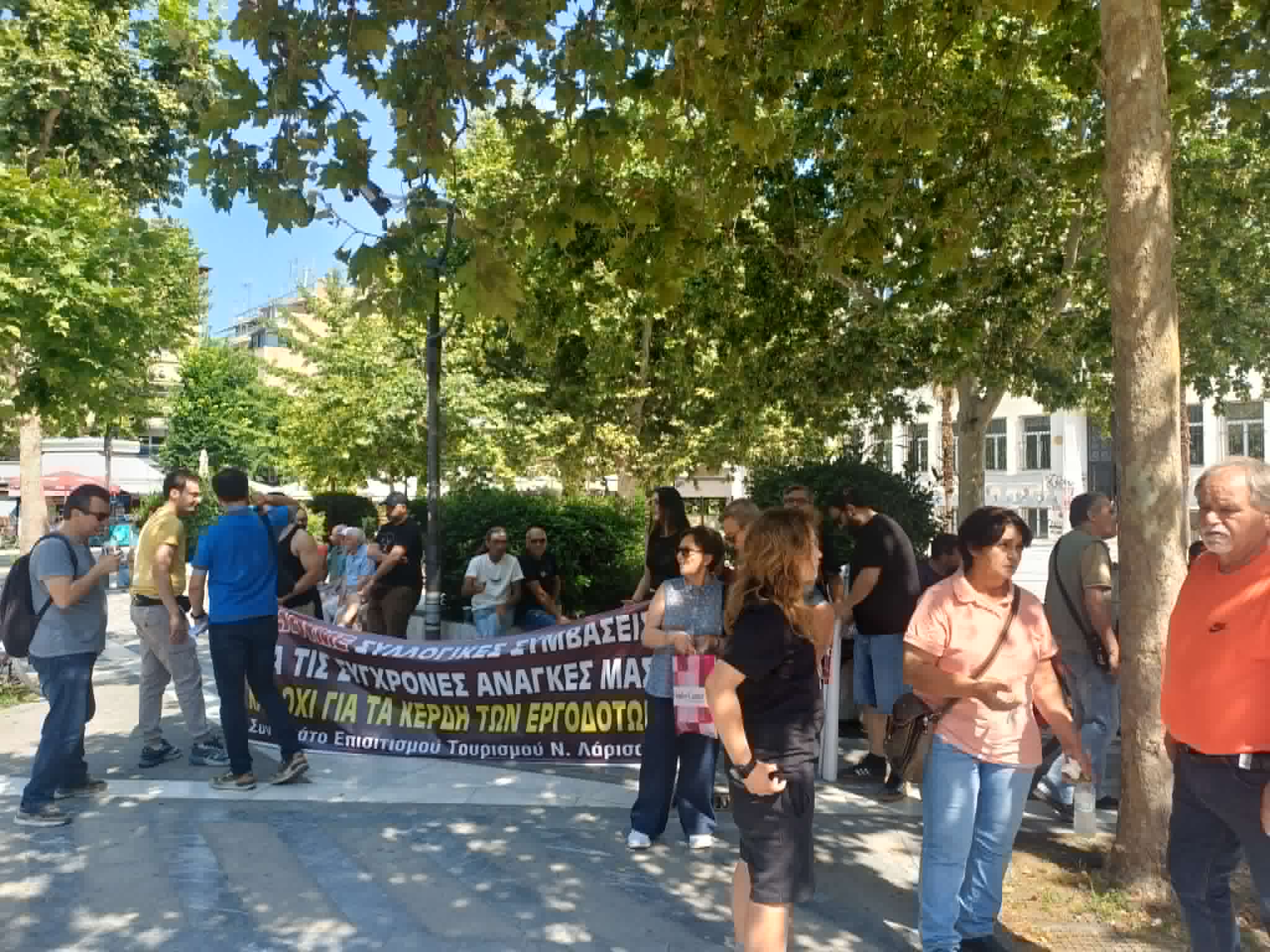 Λάρισα: Απεργιακή συγκέντρωση από οικοδόμους και εργαζόμενους σ επιστισμό και κλαδο τροφίμων- ποτών (ΦΩΤΟ +video)