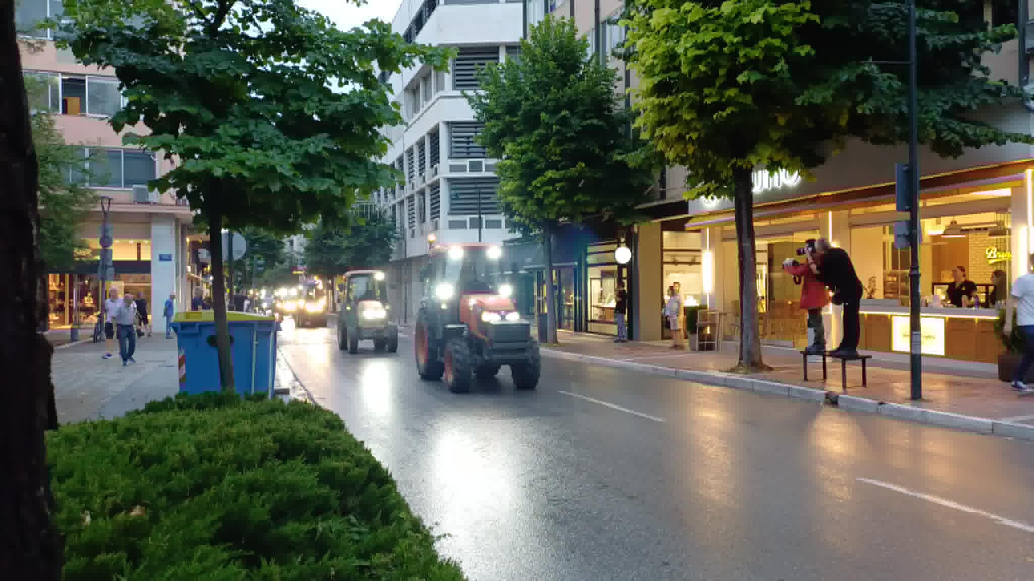 Απόβαση τρακτέρ στην κεντρική πλατεία της Λάρισας: Οι αγρότες ζήτησαν να πληρωθούν τις επιδοτήσεις οι αγρότες (ΦΩΤΟ+video)
