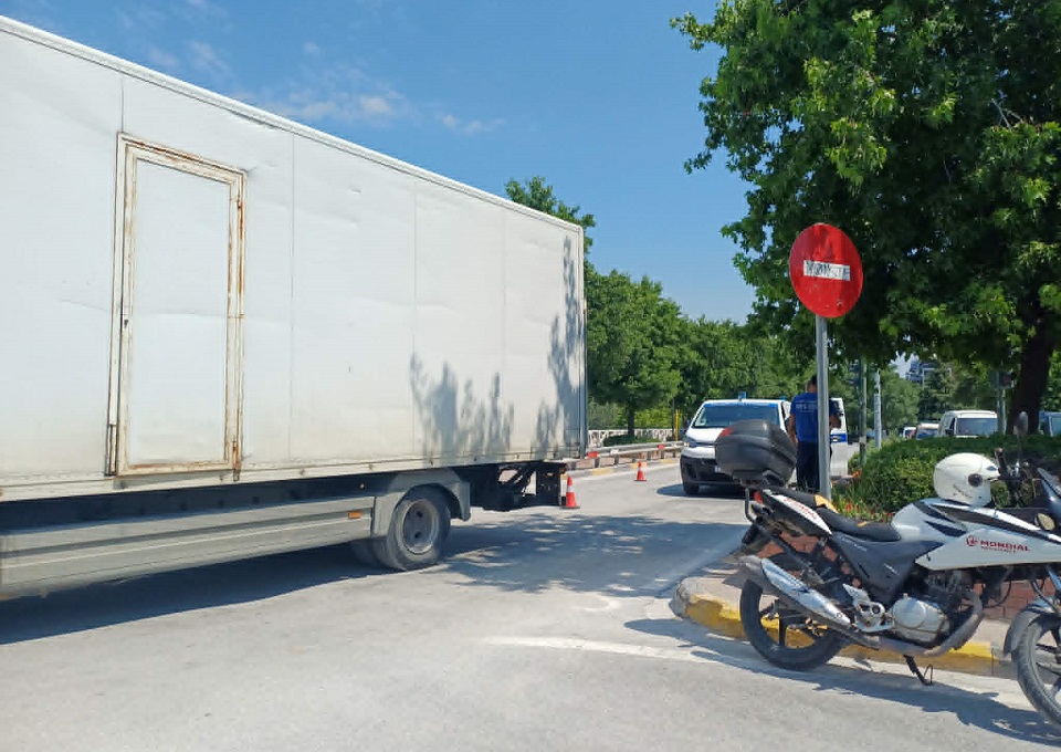 Αναστα΄τωση από τροχαίο στον κυκλικό κόμβο στη γέφυρα Αλκαζαρ- φορτηγό συγκρούστηκε με ΙΧ (ΦΩΤΟ)
