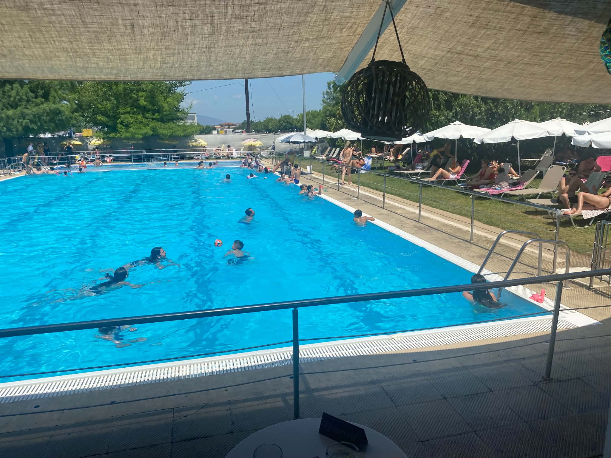 Η κοντινή όαση δροσιάς: Πλήθος Λαρισαίων Κυριακή μεσημέρι στη δημοτική πισίνα της Νεάπολης (ΦΩΤΟ)