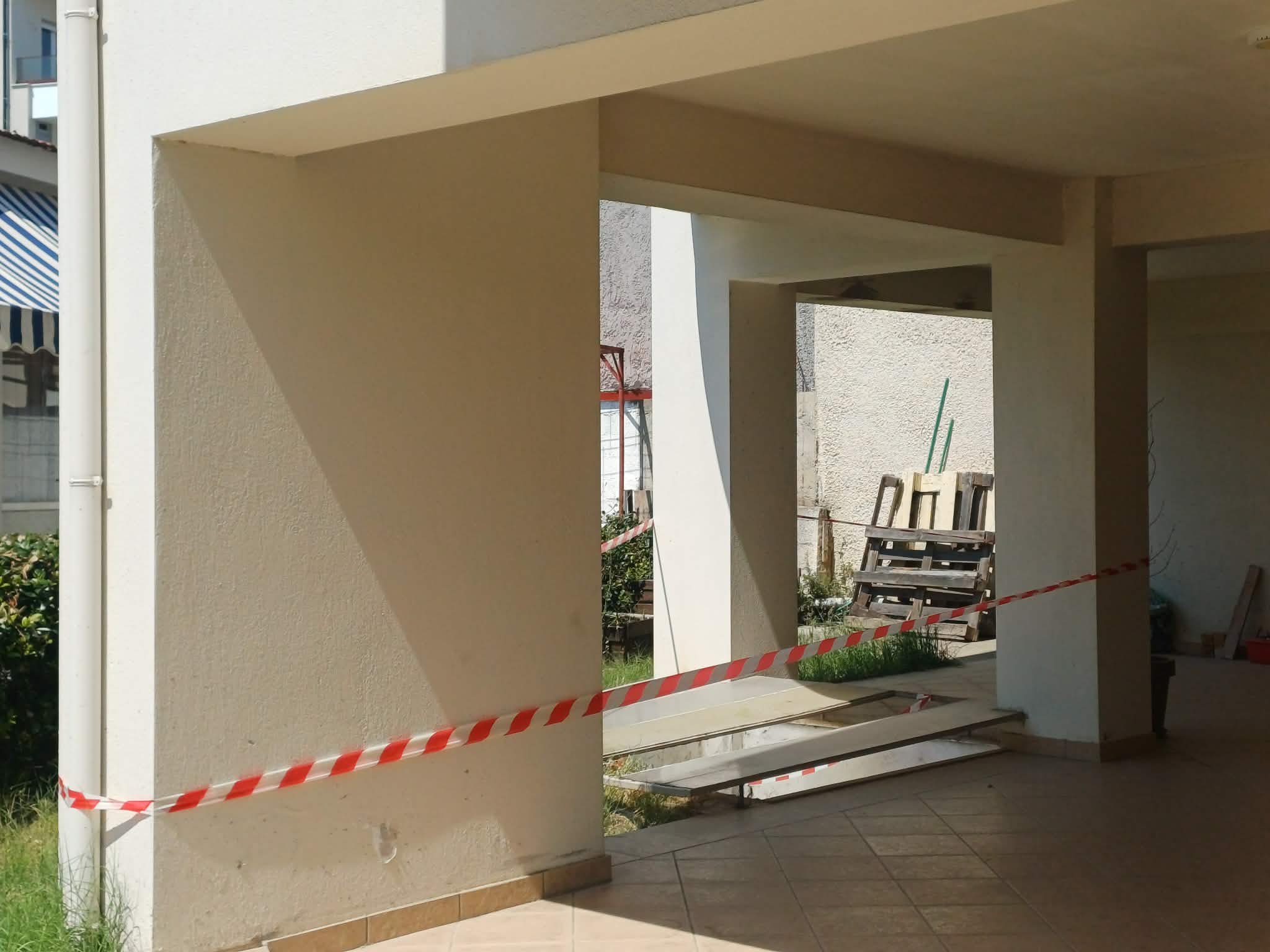 Λάρισα: Ιερέας κυνήγησε το σκύλο του και έπεσε σε φωταγωγό πολυκατοικίας στη Νεάπολη (ΦΩΤΟ)