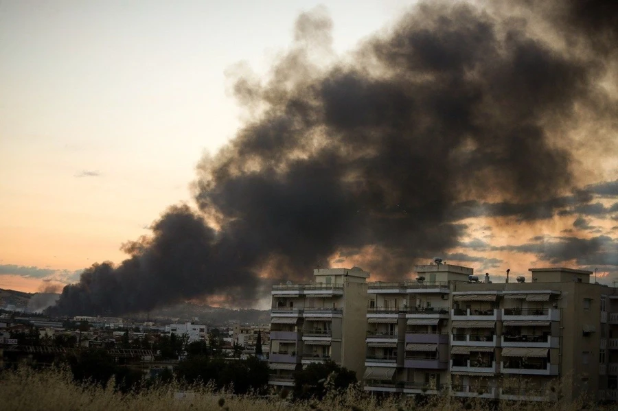 Φωτιά στο Ωραιόκαστρο: Στο τοξικό νέφος έχει «πνιγεί» η Θεσσαλονίκη - Μαύρος καπνός σε όλη την πόλη