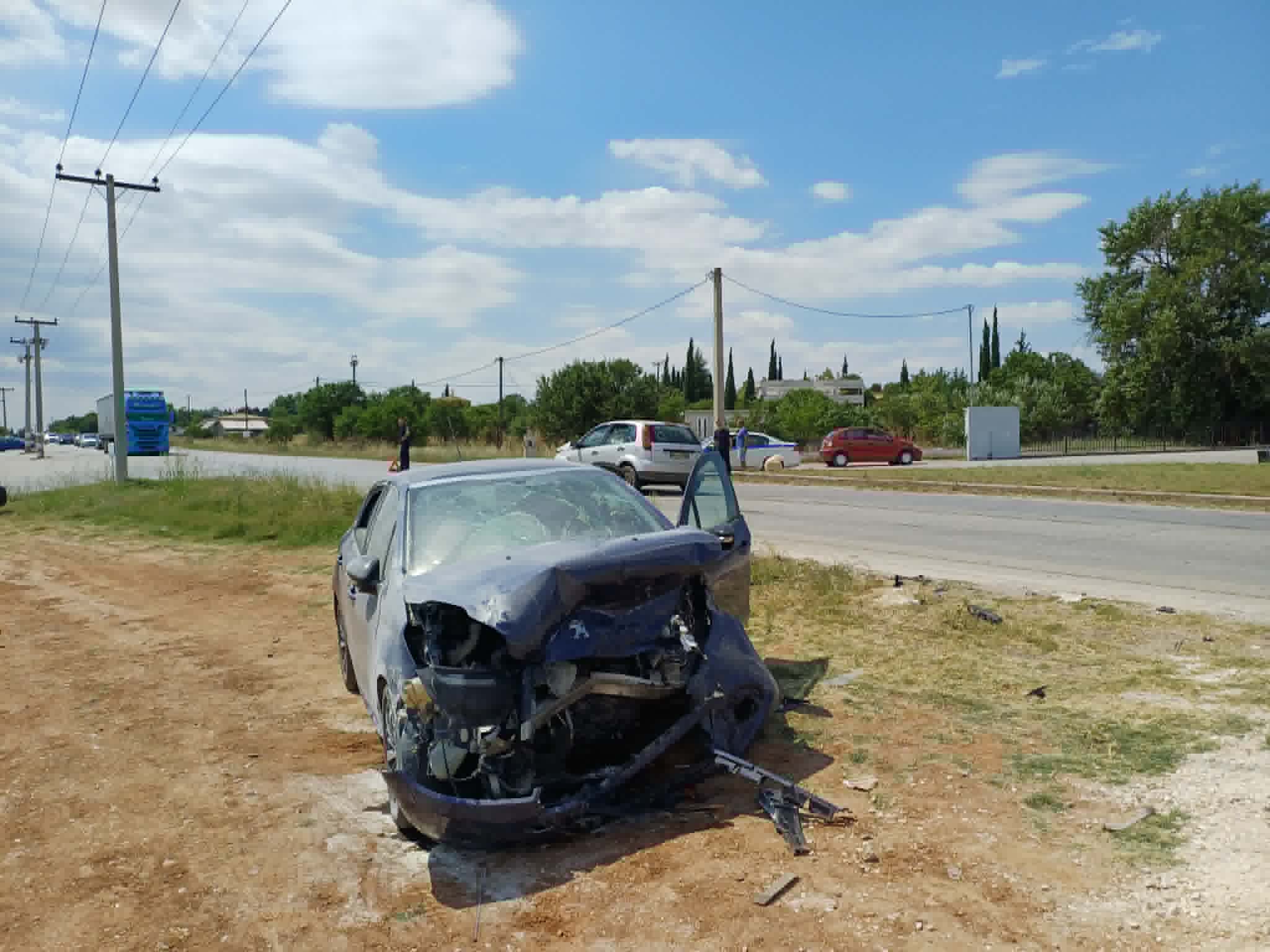 Τροχαίο στην περιφερειακή Τρικάλων στη Λάρισα με 4 τραυματίες (ΦΩΤΟ)