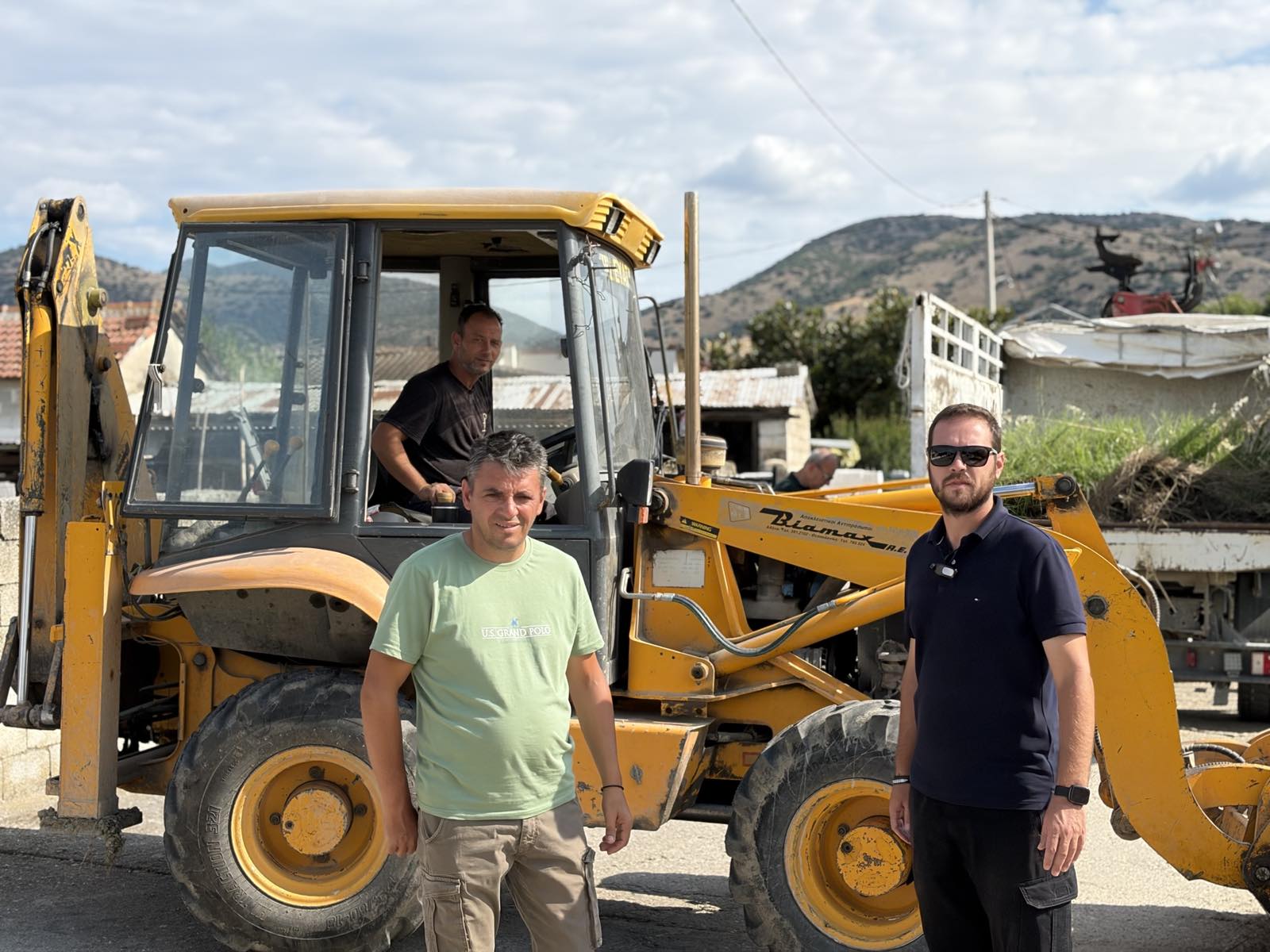 Σε εξέλιξη εργασίες καθαρισμού καναλιού αποστράγγισης στα Δελέρια (ΦΩΤΟ)