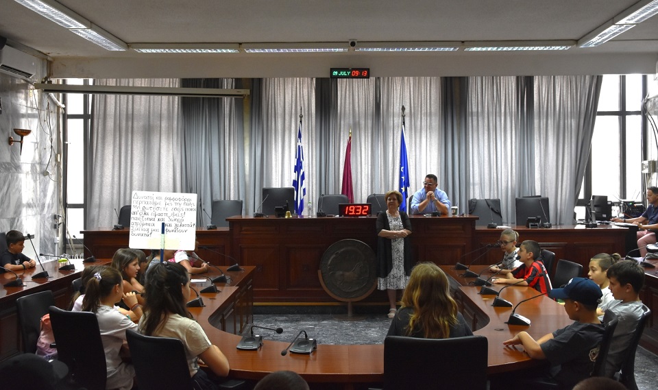 Οι μαθητές στο ρόλο δημοτικών συμβούλων – Θ. Μαμάκος: Τα νέα παιδιά της πόλης είναι σκεπτόμενα (φωτ. - βίντεο)