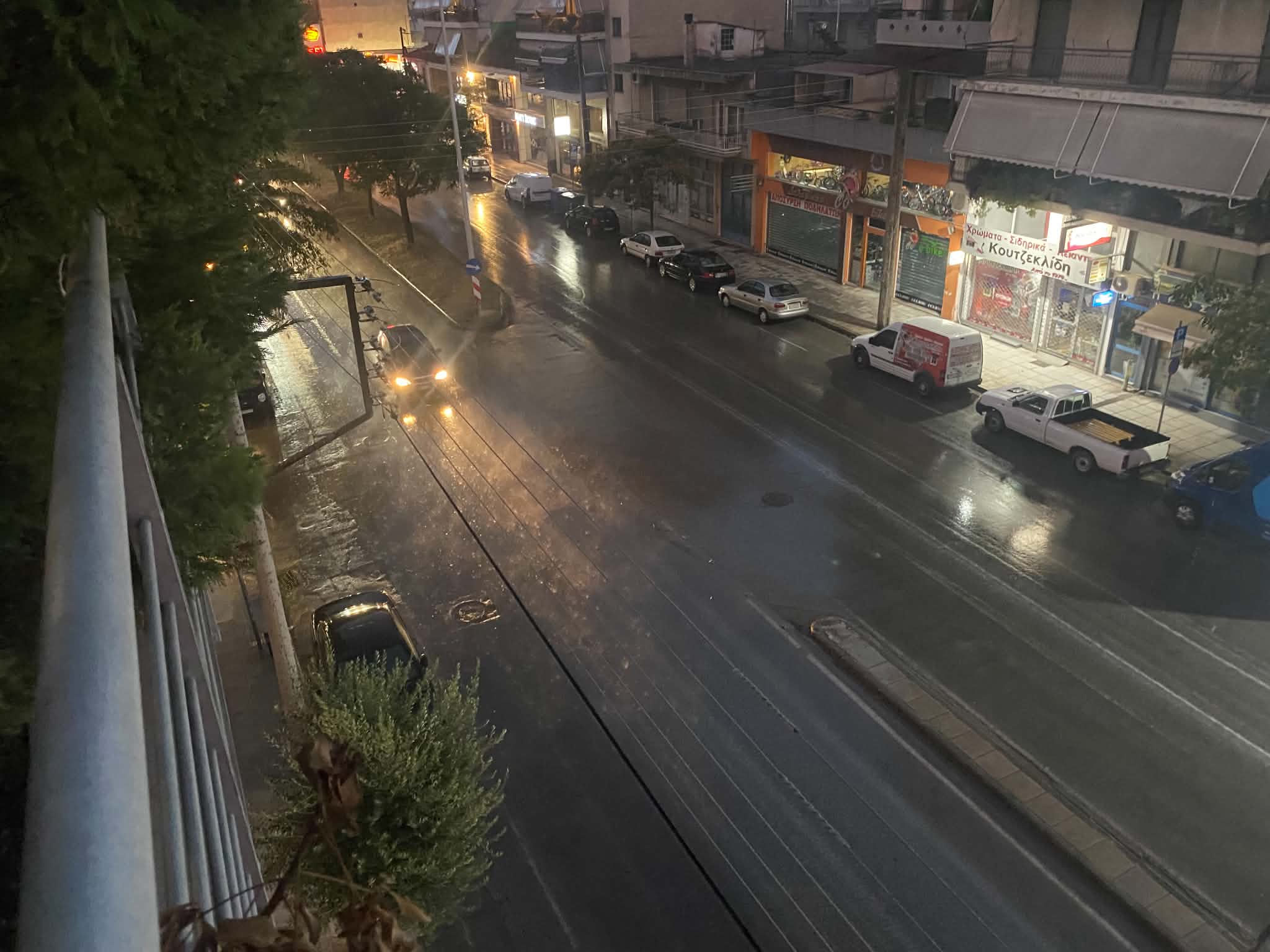 Μπουρίνι πλήττει τη Λάρισα- δυνατή βροχή, άνεμος και αστραπόβροντα (ΦΩΤΟ)