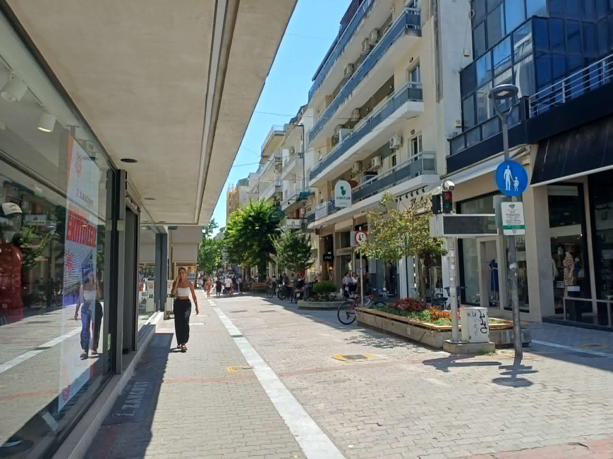 Αρκετή κίνηση στην πρεμιέρα των εκπτώσεων στη Λάρισα - διερευνητικές οι πρώτες κινήσεις των καταναλωτών (ΦΩΤΟ+video)