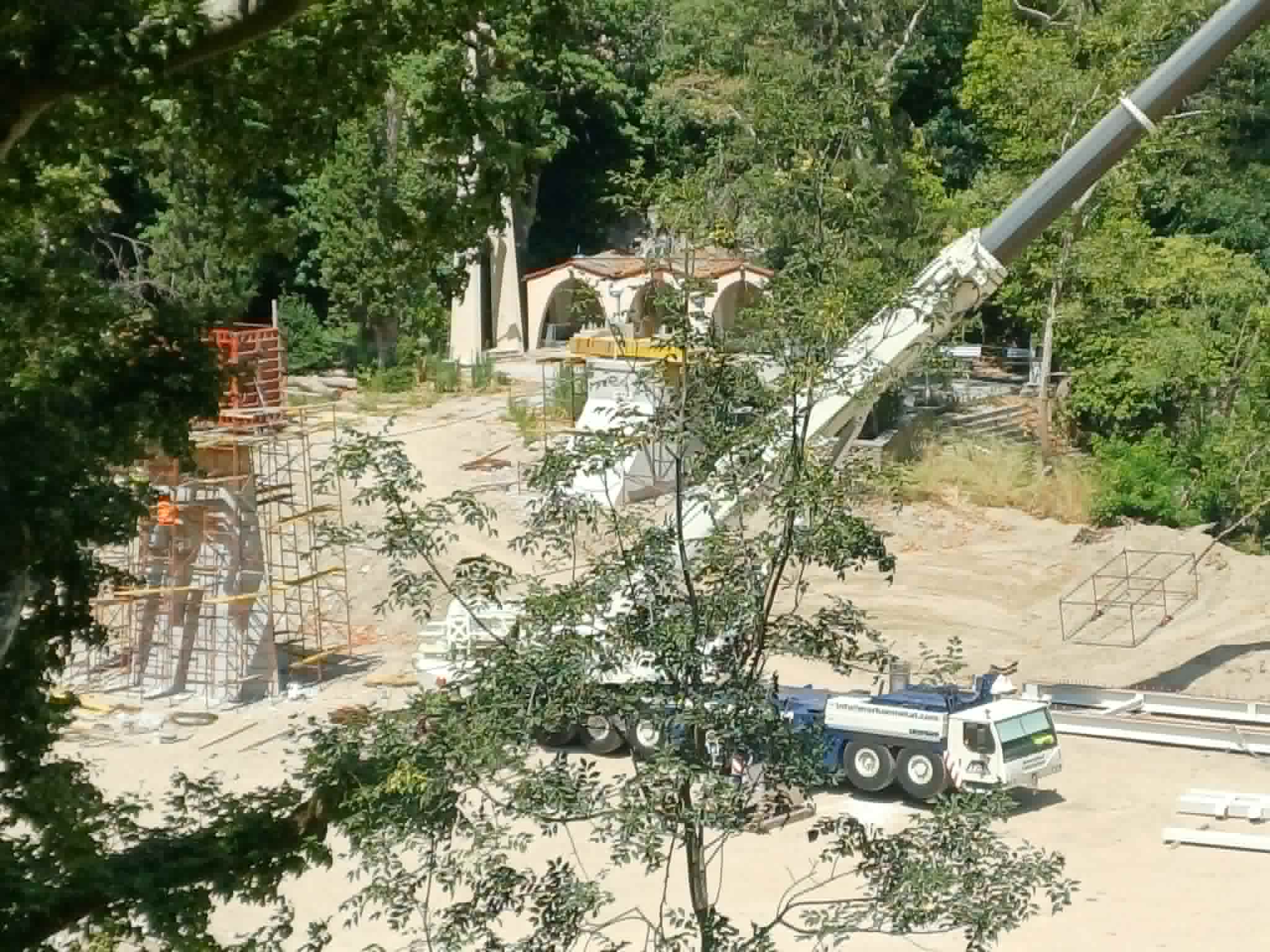 Μπήκε το πρώτο υπόβαθρο για τη γέφυρα της Αγίας Παρασκευής στα Τέμπη (ΦΩΤΟ)