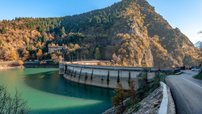 Ο δρόμος που περνάει πάνω από την πιο όμορφη λίμνη της Ελλάδας βρίσκεται στη Θεσσαλία