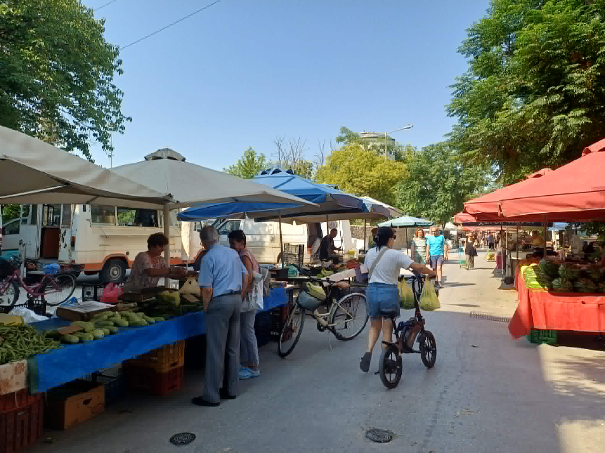 Πεσμένη η κίνηση στη Λαϊκή της Τρίτης στο Σταθμό στη Λάρισα λόγω καύσωνα και αδειών (ΦΩΤΟ)