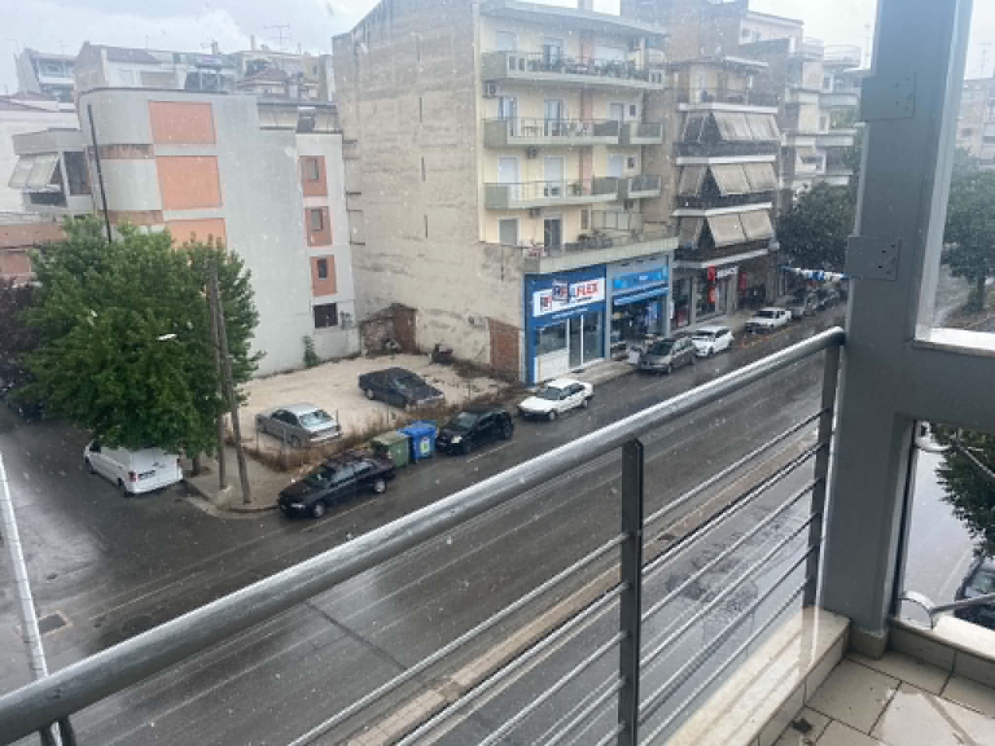 Έντονη βροχόπτωση και δυνατός αέρας το απόγευμα στη Λάρισα (ΦΩΤΟ+video)