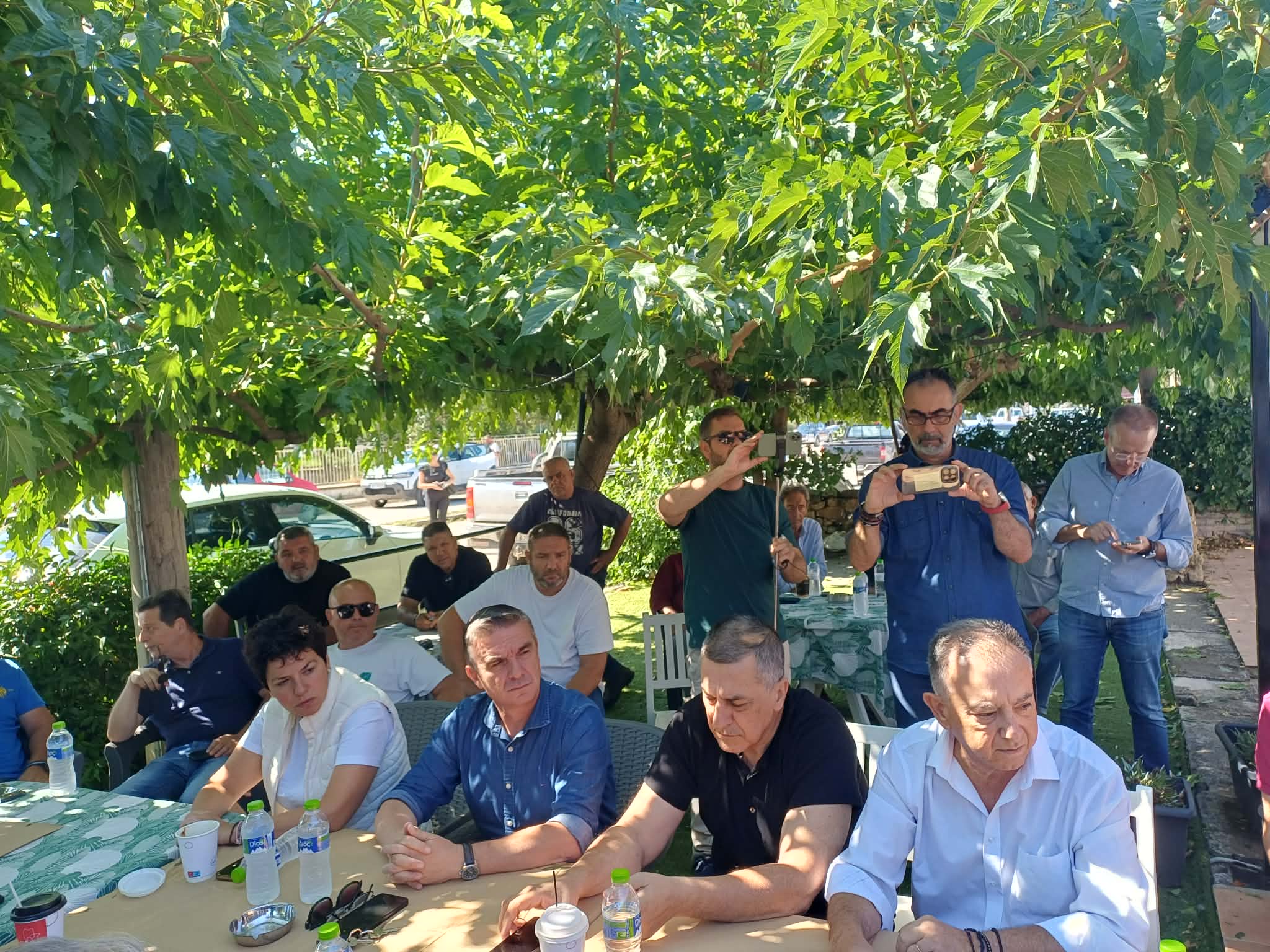 Σύσκεψη στα Πλατανούλια Τυρνάβου μετά το καταστροφικό χαλάζι (ΦΩΤΟ)