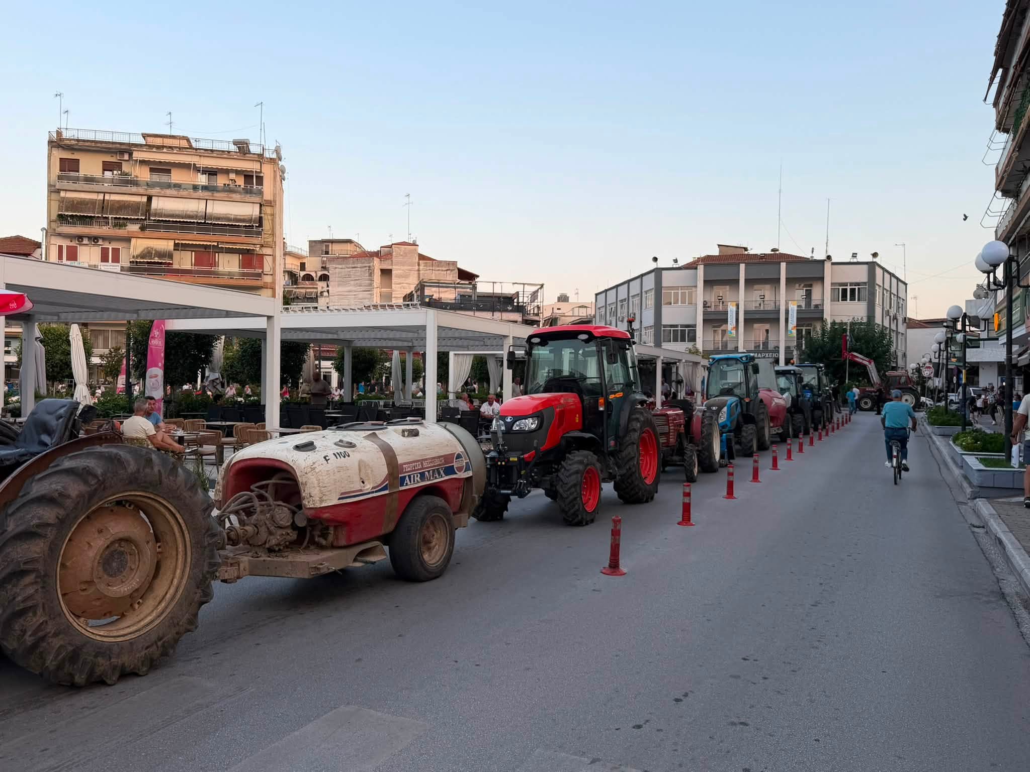 Συλλαλητήριο αγροτών στον Τύρναβο με τρακτερ για δίκαιες αποζημιώσεις (ΦΩΤΟ)