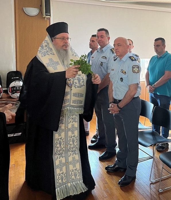 Δωρεά (40) κρανών μοτοσικλέτας από την Ιερά Μητρόπολη Λαρίσης και Τυρνάβου προς το Τμήμα Άμεσης Δράσης Λάρισας