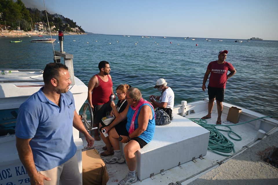 Χωρίς ενεργό μέτωπο η φωτιά στη Χαλκιδική: Έχουν καεί σπίτια και υποδομές, 481 πολίτες απεγκλωβίστηκαν με πλωτά και λεωφορεία