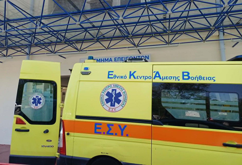 «Σφηνώνουν» ασθενοφόρα στα ανακαινισμένα Επείγοντα του ΓΝΛ!