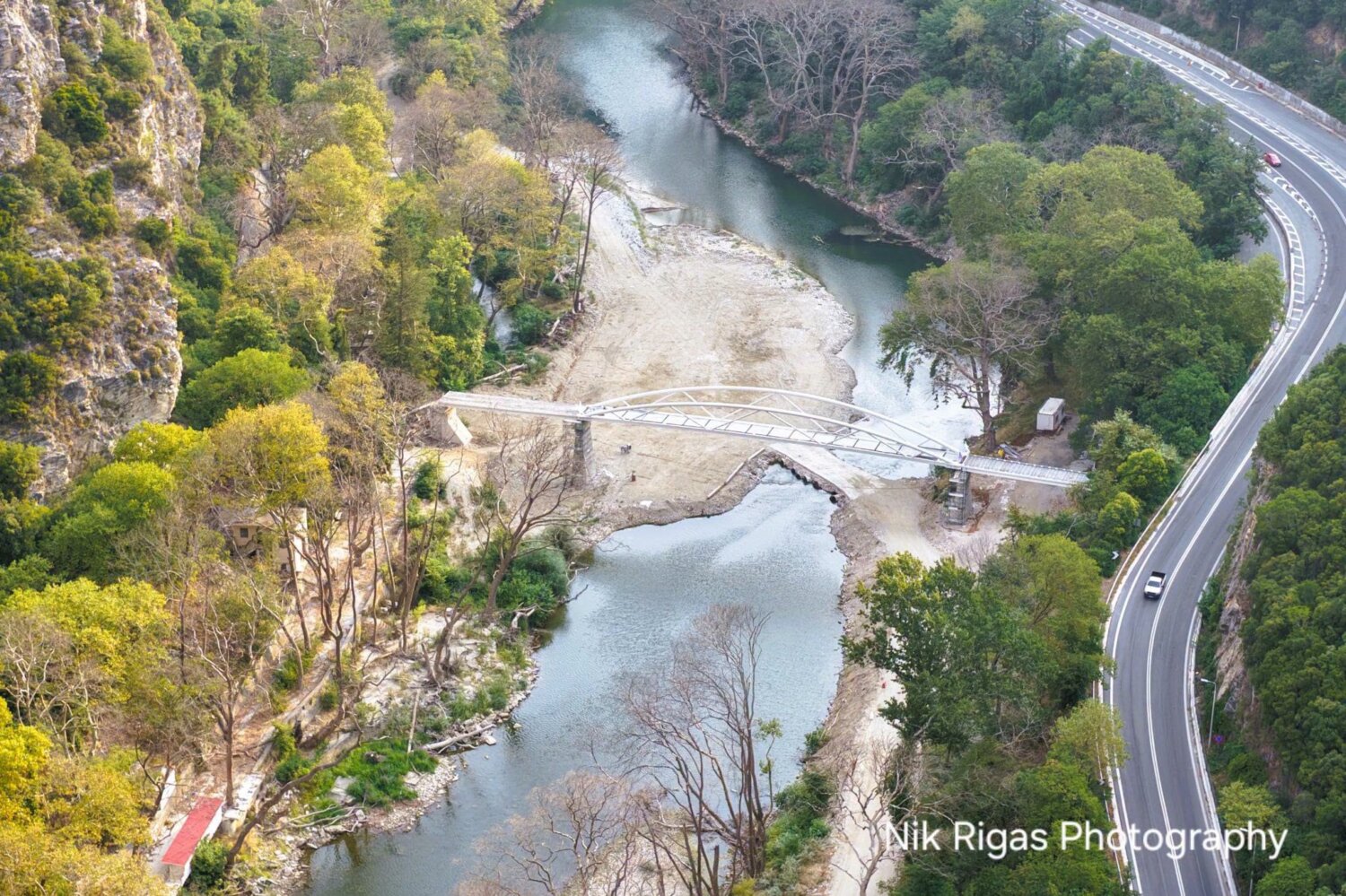 Σχεδόν έτοιμη η πεζογέφυρα της Αγίας Παρασκευής στα Τέμπη (ΦΩΤΟ)