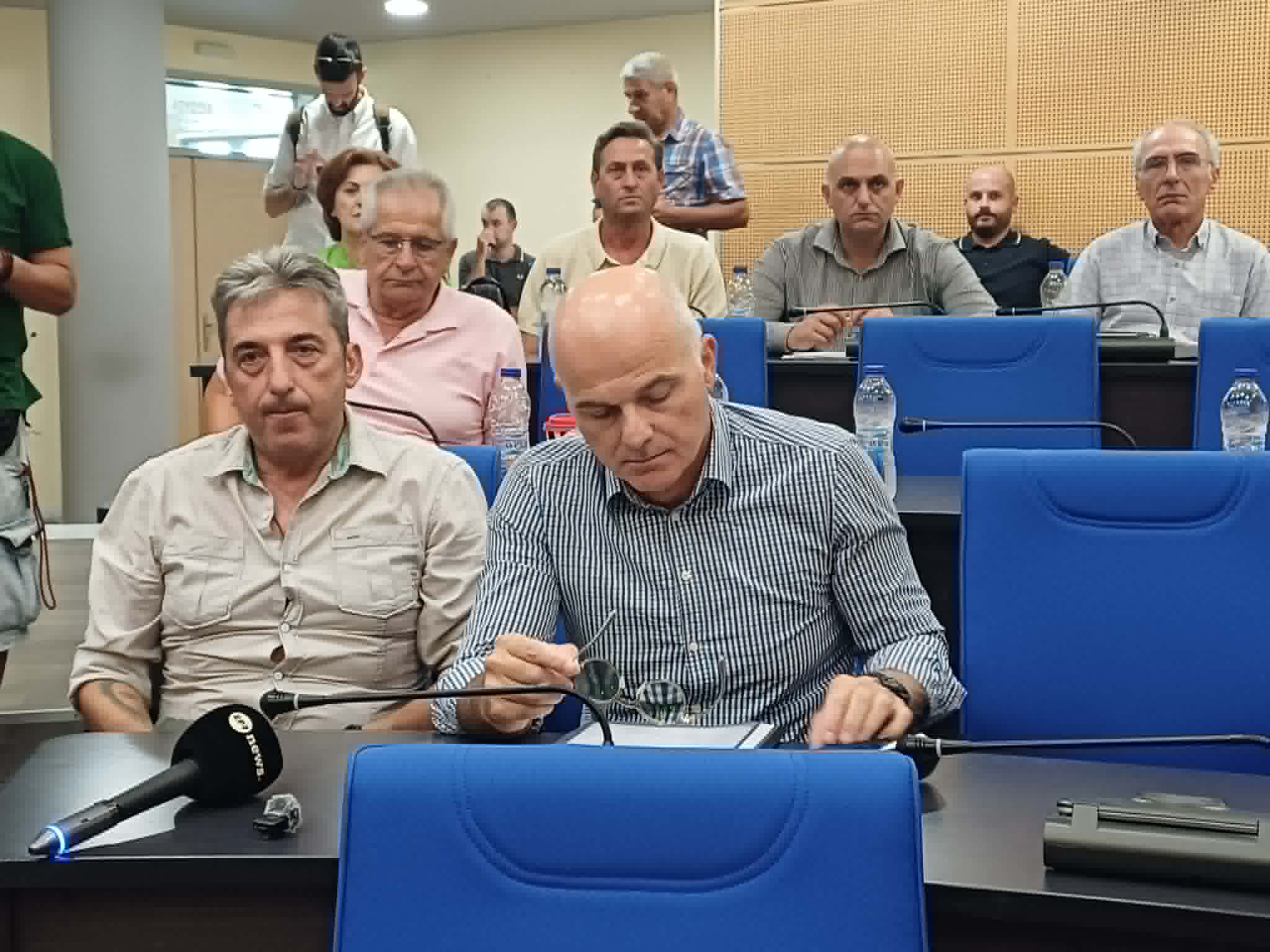 Συγγενείς θυμάτων ζητούν εξηγήσεις στο περιφ. συμβούλιο από τον Αγοραστό για το μπάζωμα στα Τέμπη (ΦΩΤΟ)