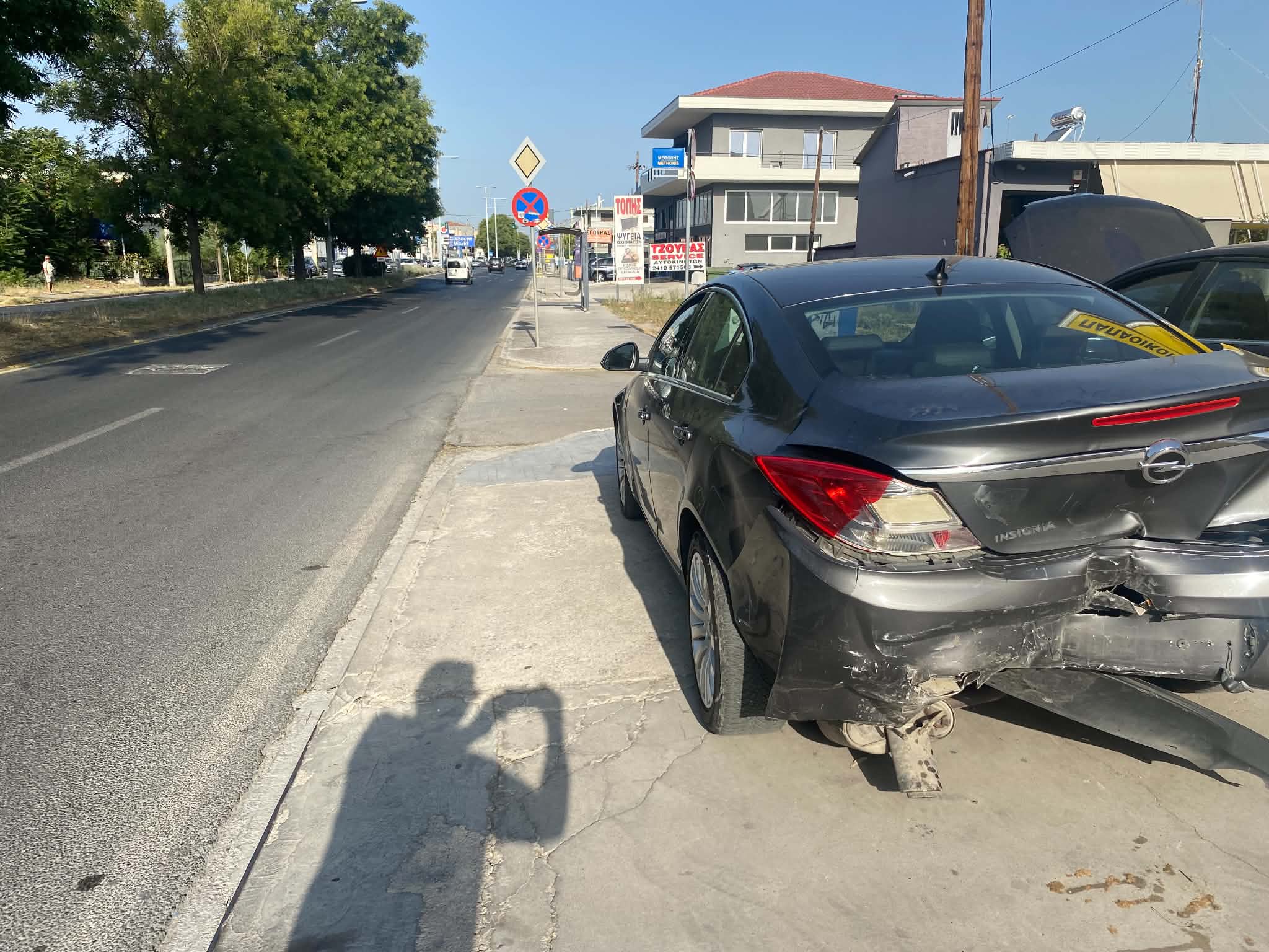 Σοβαρό τροχαίο στην οδό Βόλου έπειτα από σύγκρουση δύο ΙΧ- ενα παιδάκι τραυματίστηκε (ΦΩΤΟ+video)